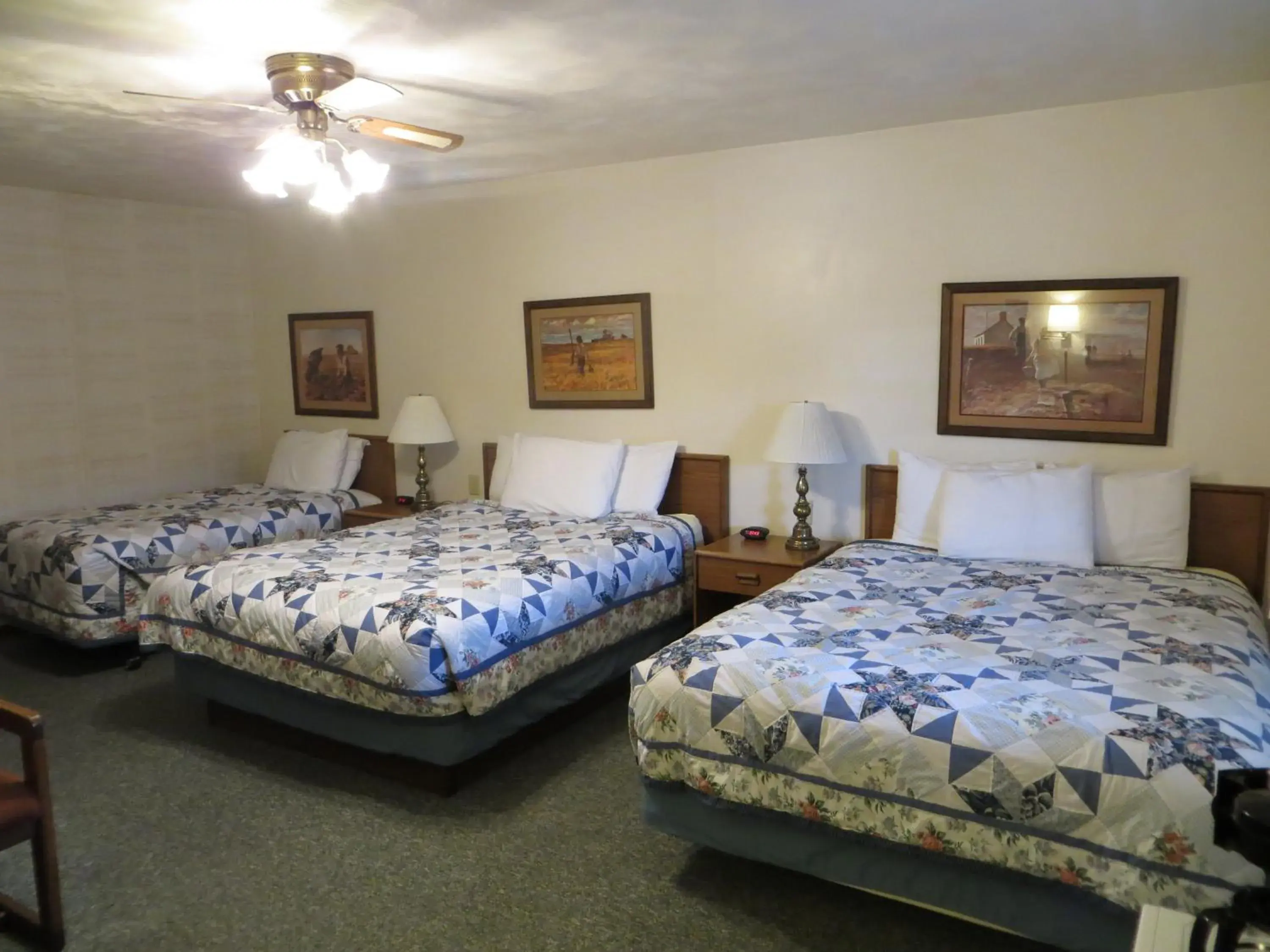 Deluxe Family Room in Chief Motel Deluxe Family Room in Chief Motel