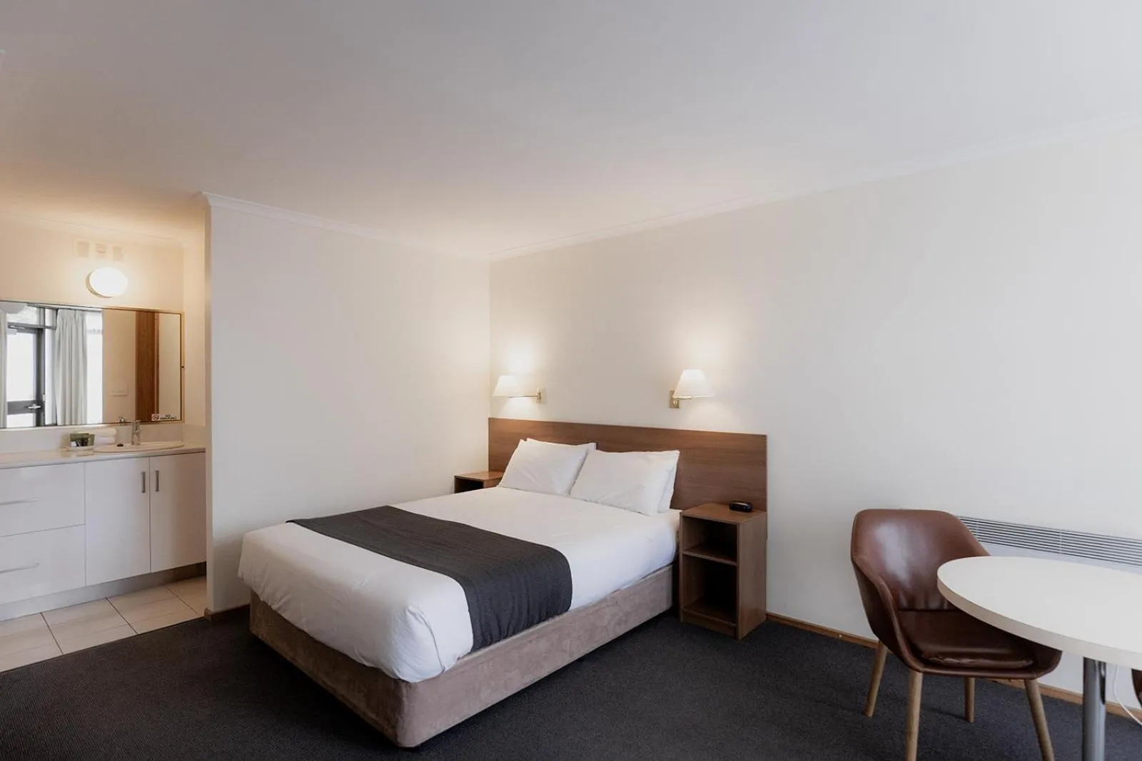 Photo of the whole room, Bed in Argyle Motor Lodge