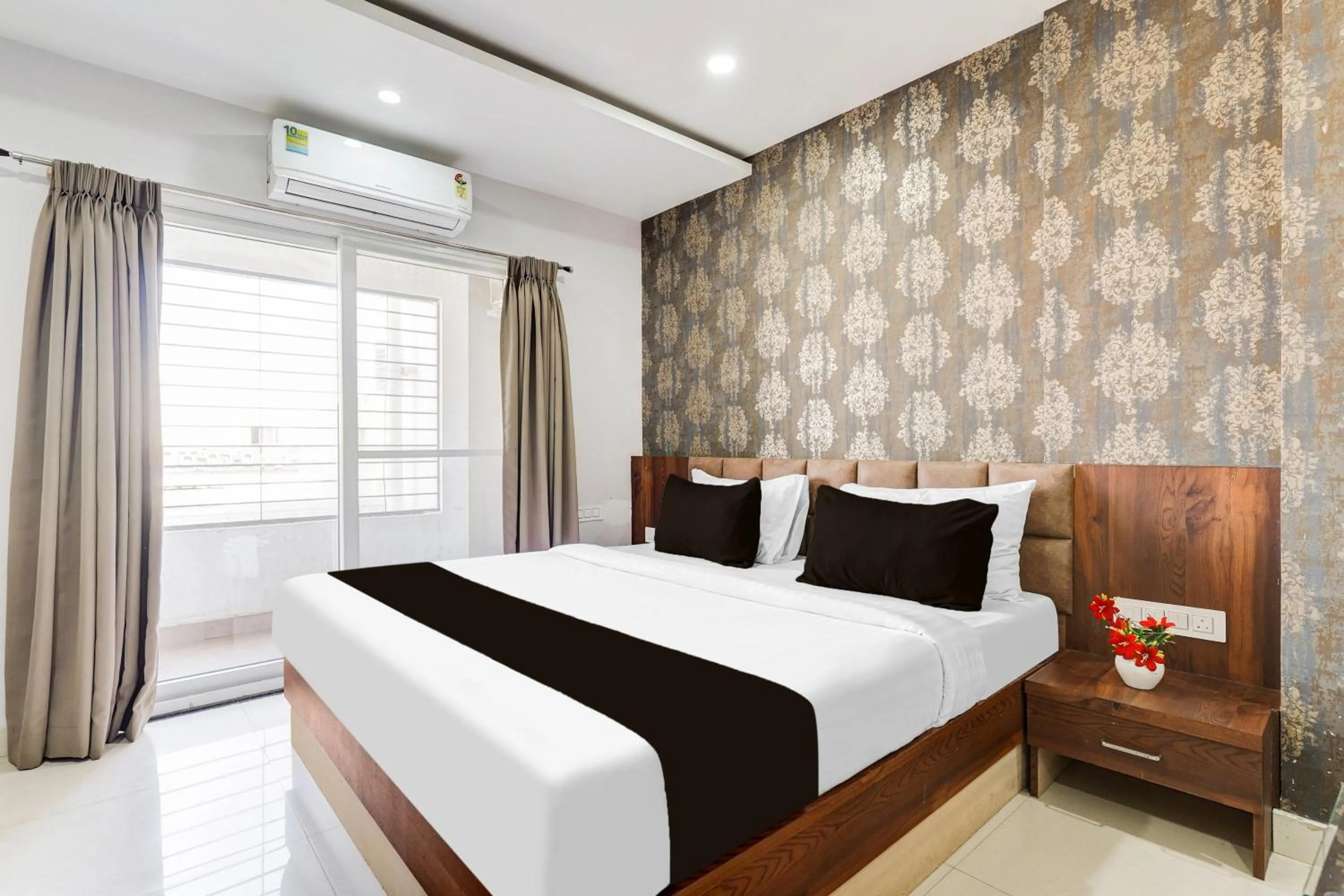 Super Townhouse Oak DLF Newtown Formerly South Square