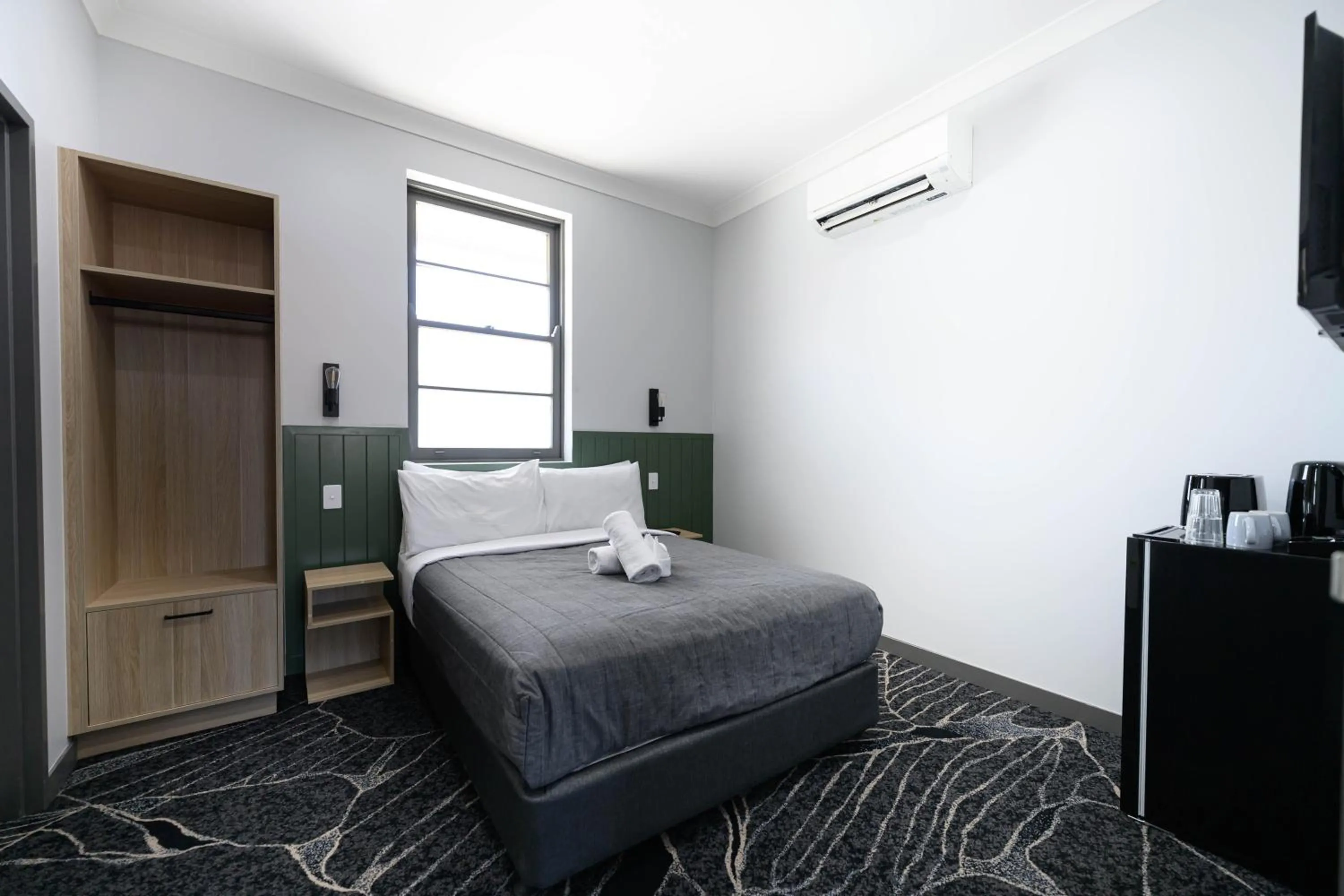 Deluxe Double Room with Shower in Belmore Hotel Maitland