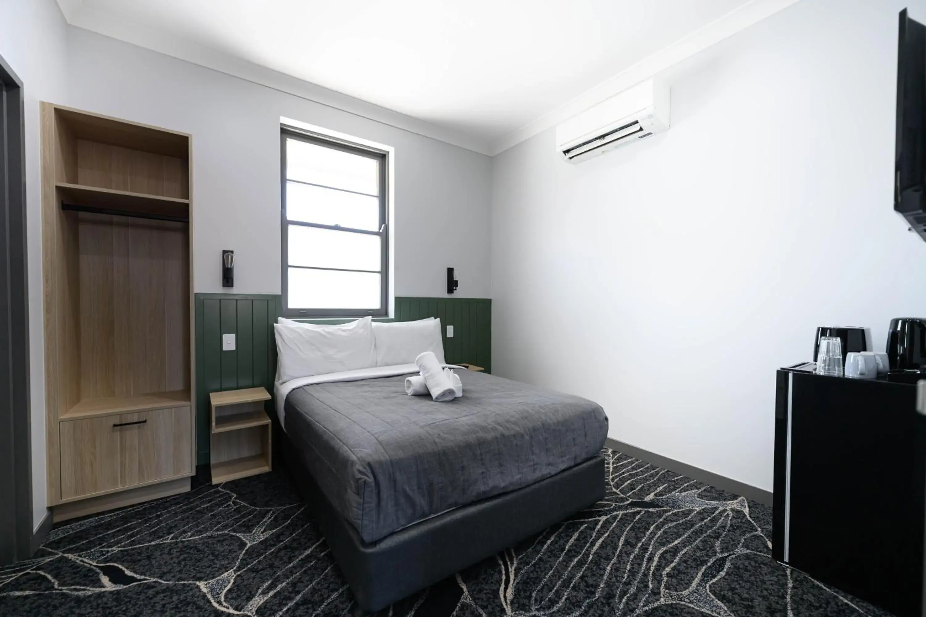 Deluxe Double Room with Shower in Belmore Hotel Maitland Deluxe Double Room with Shower in Belmore Hotel Maitland