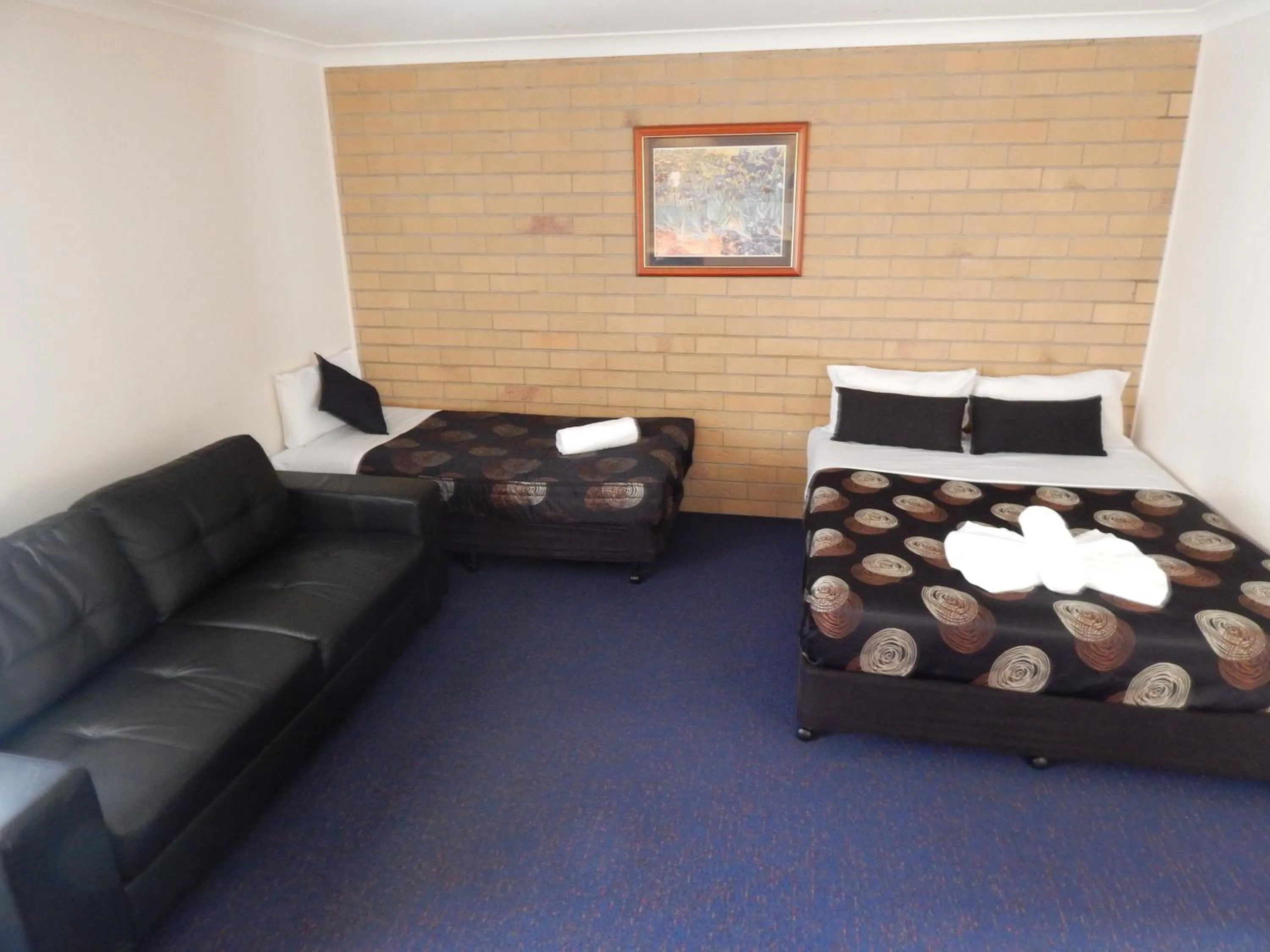 Bed in Cotswold Motor Inn