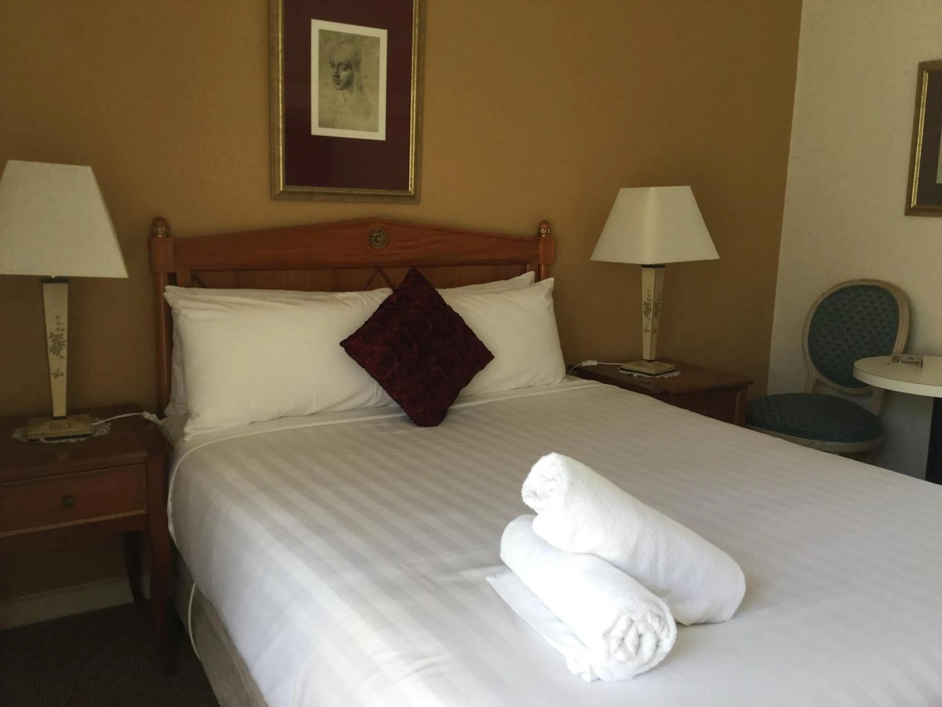 Bed in Aberdeen Motor Inn