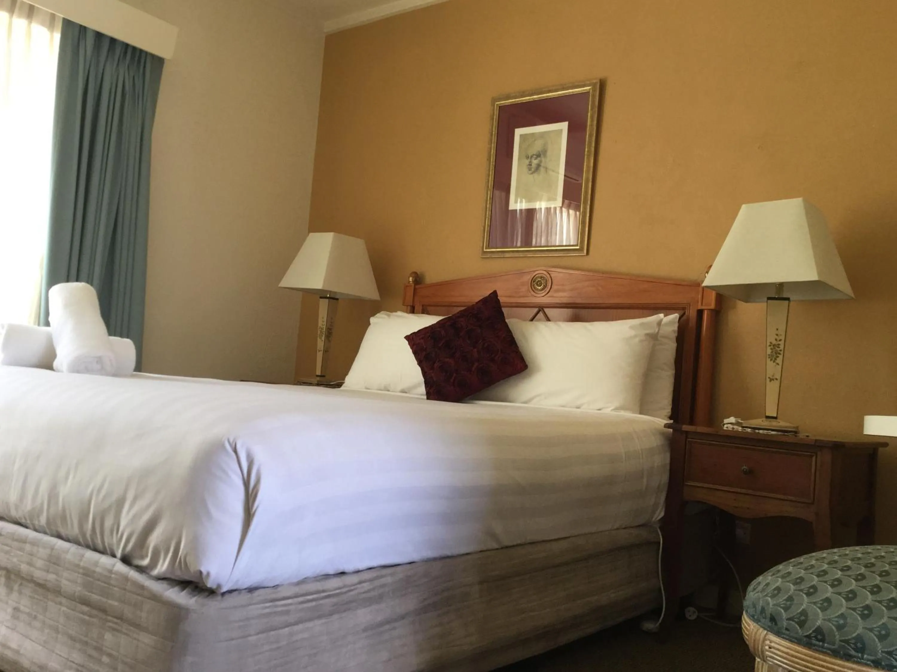 Bed in Aberdeen Motor Inn