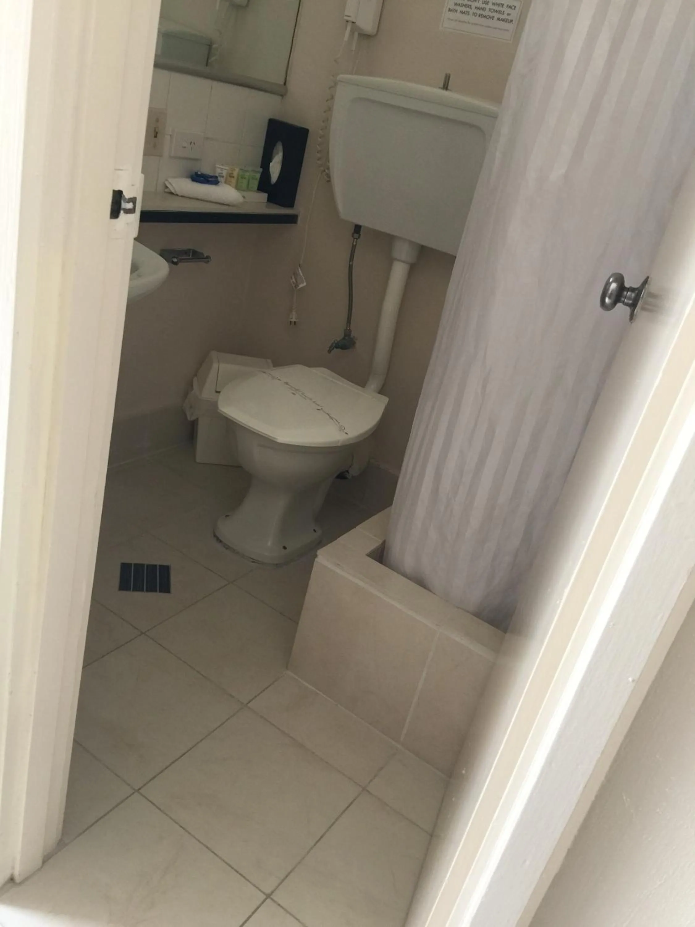 Bathroom in Aberdeen Motor Inn