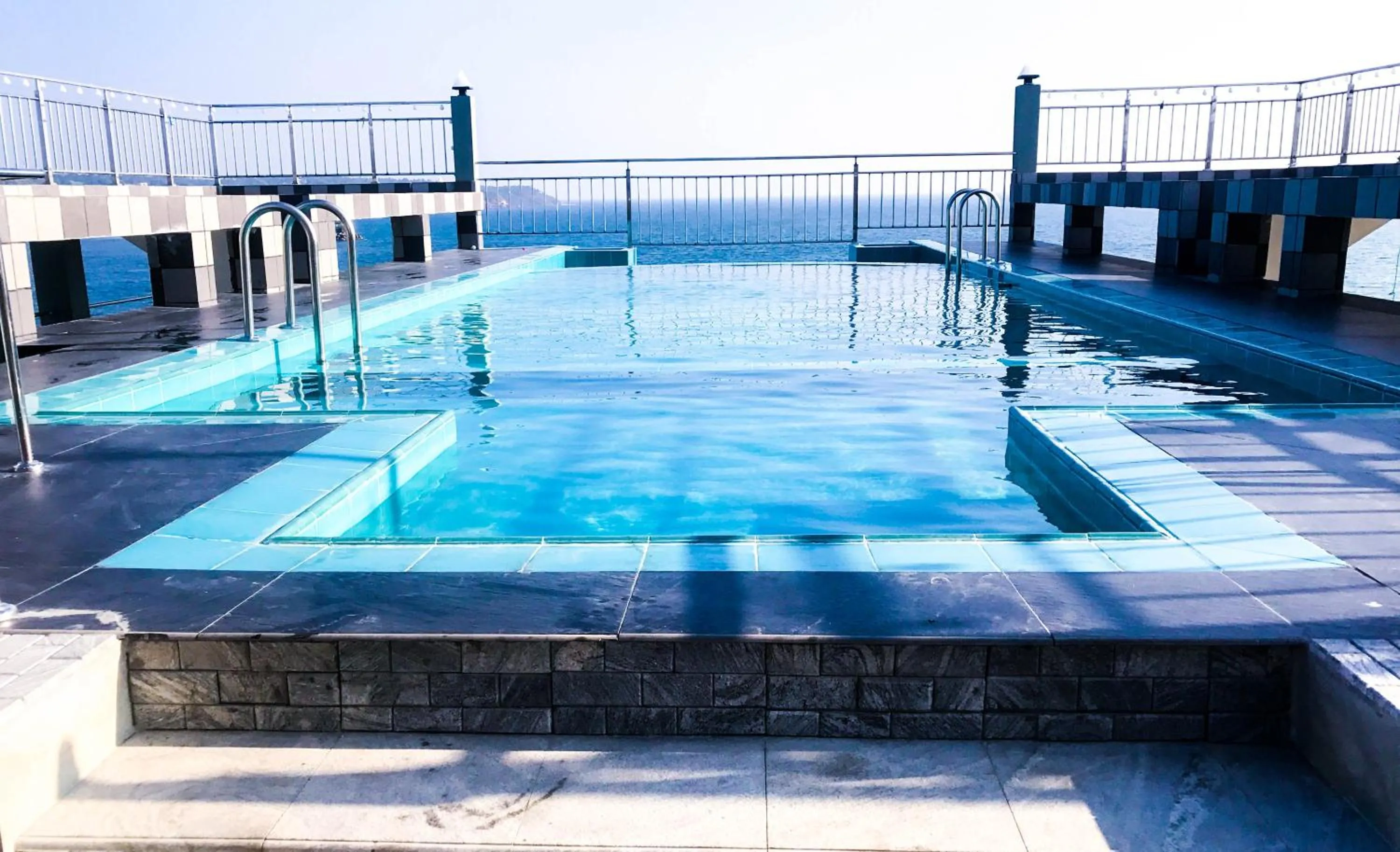 Swimming pool in Hotel Sea Line