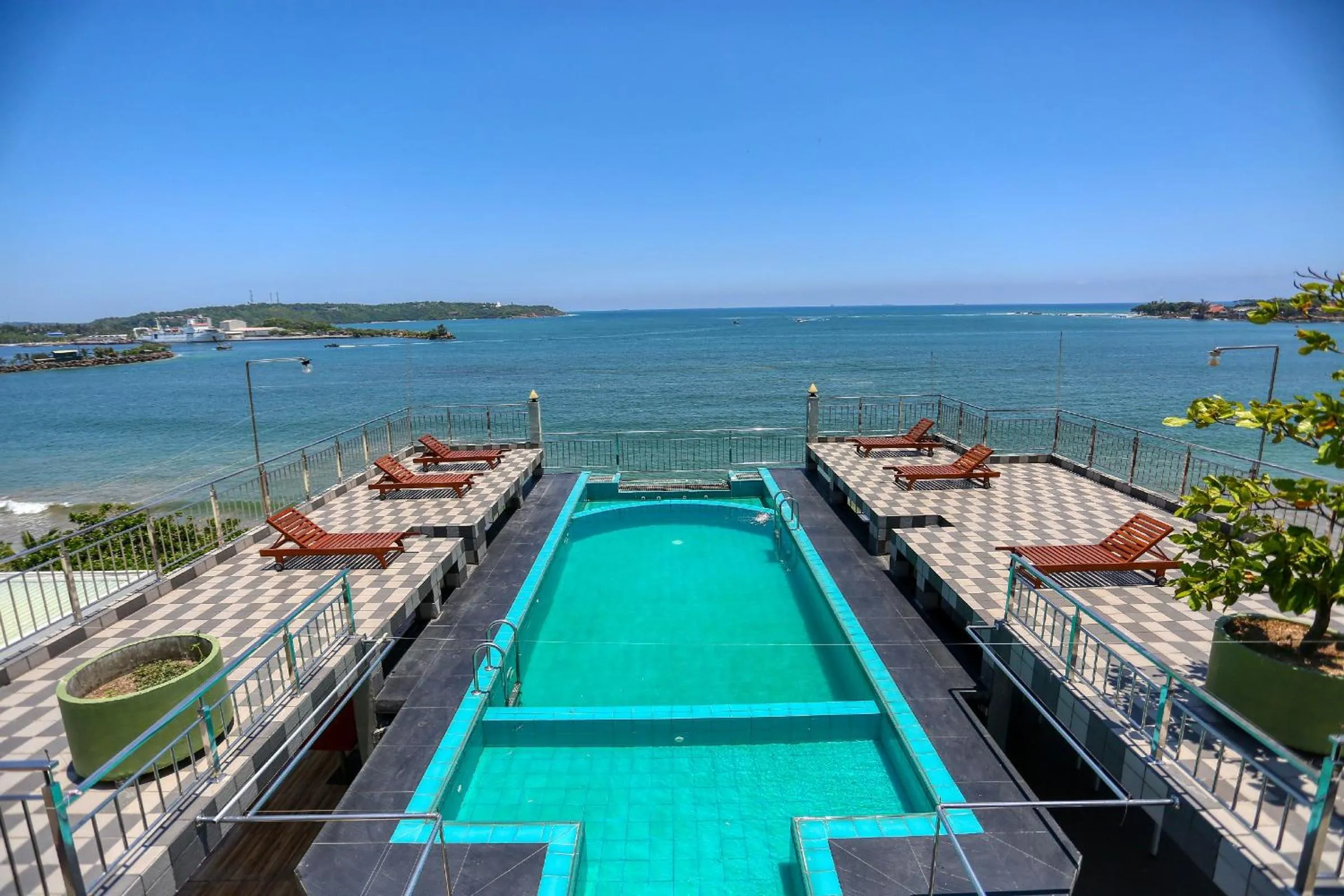 Swimming pool in Hotel Sea Line