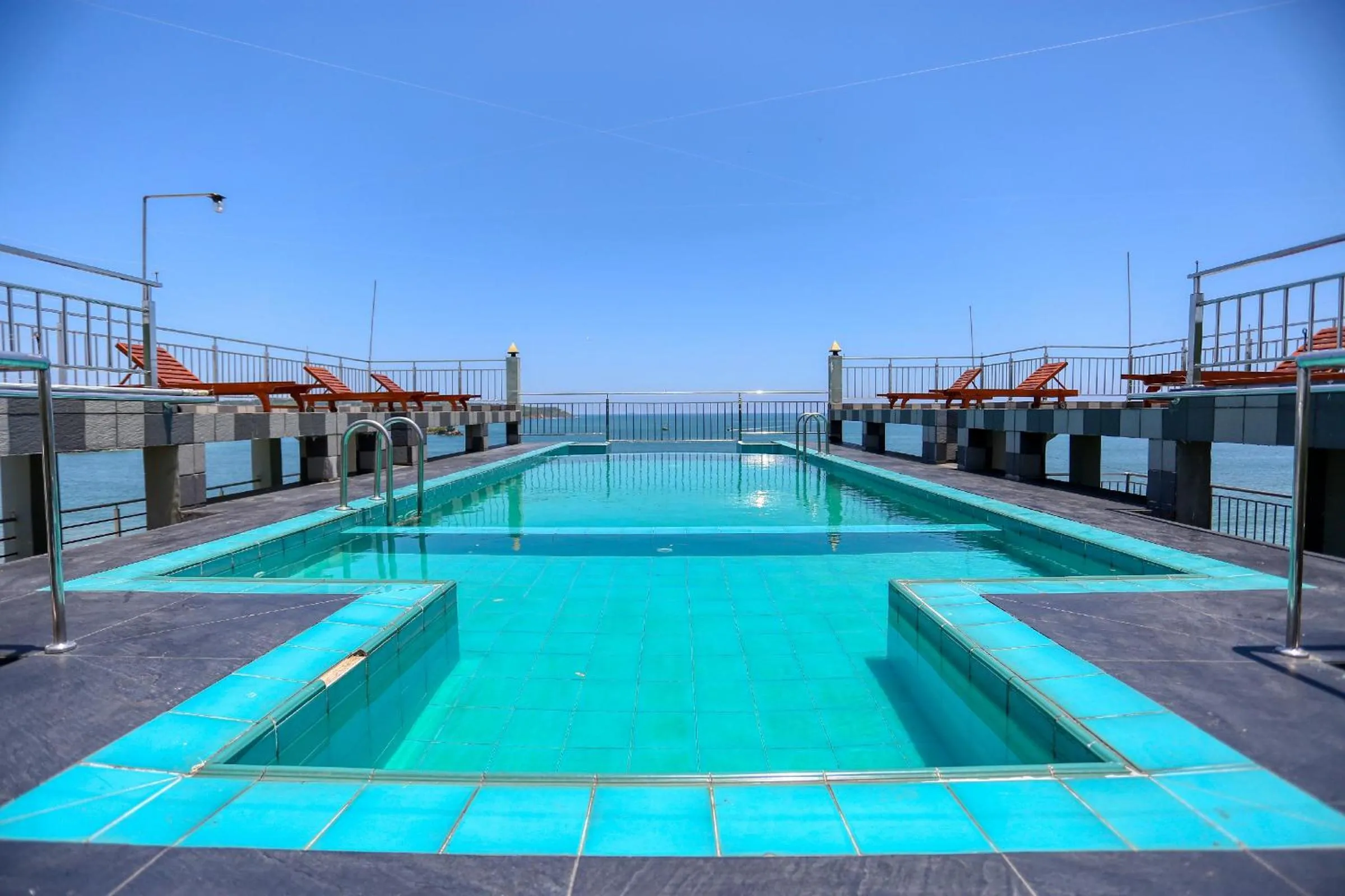 Swimming pool in Hotel Sea Line