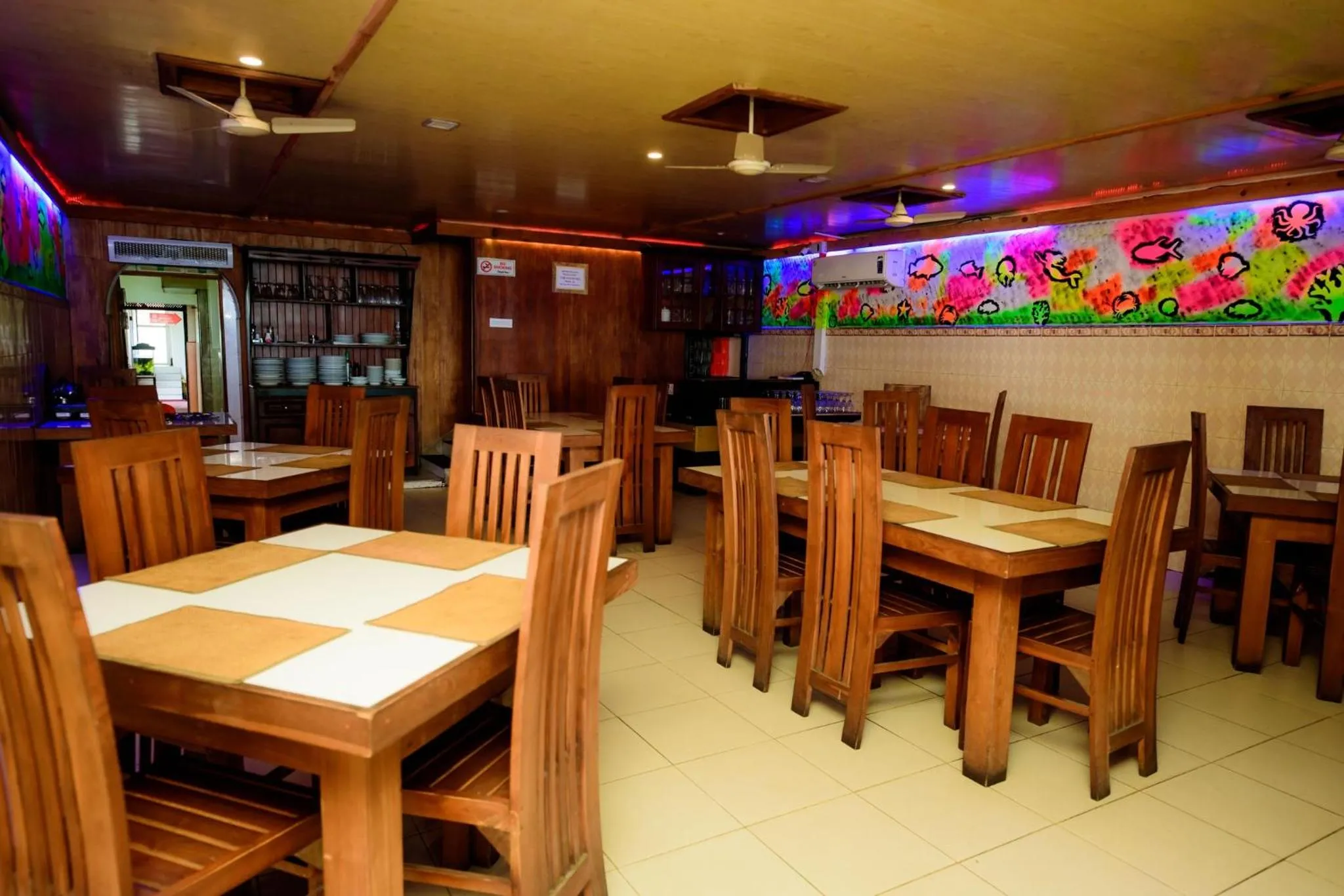 Restaurant/places to eat in Hotel Sea Line