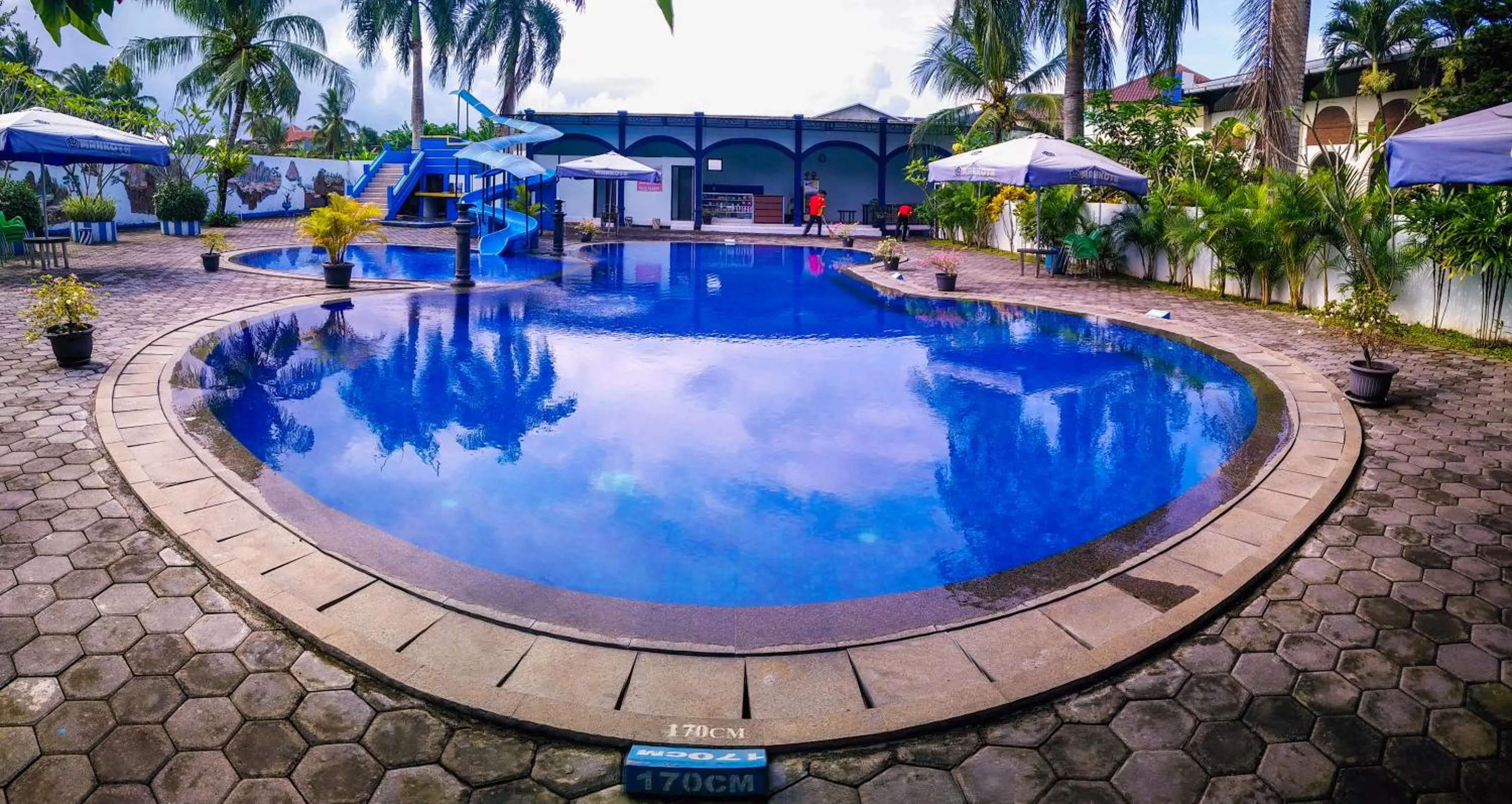 Swimming pool in Mahkota Hotel