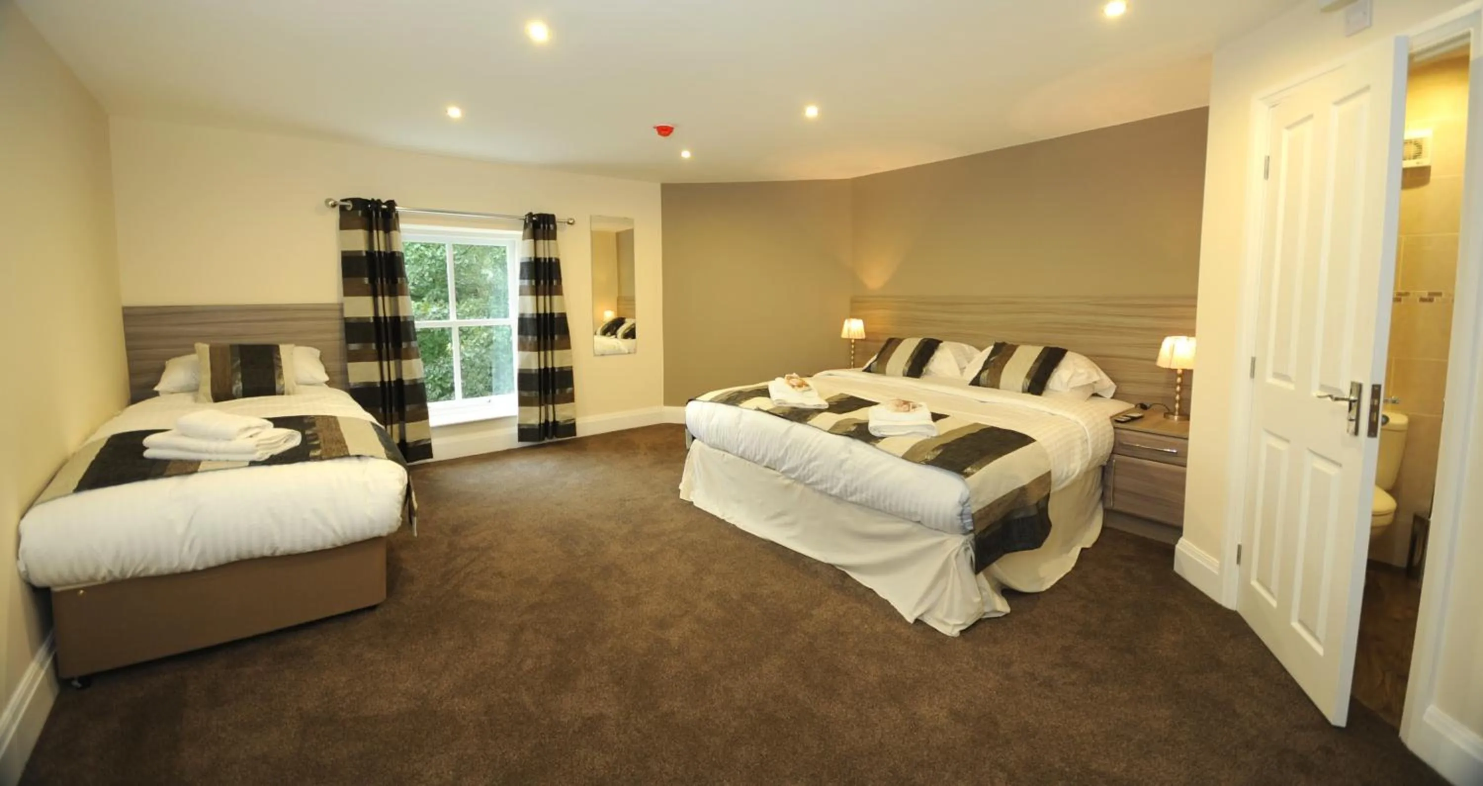 Photo of the whole room, Bed in Queens arms country inn