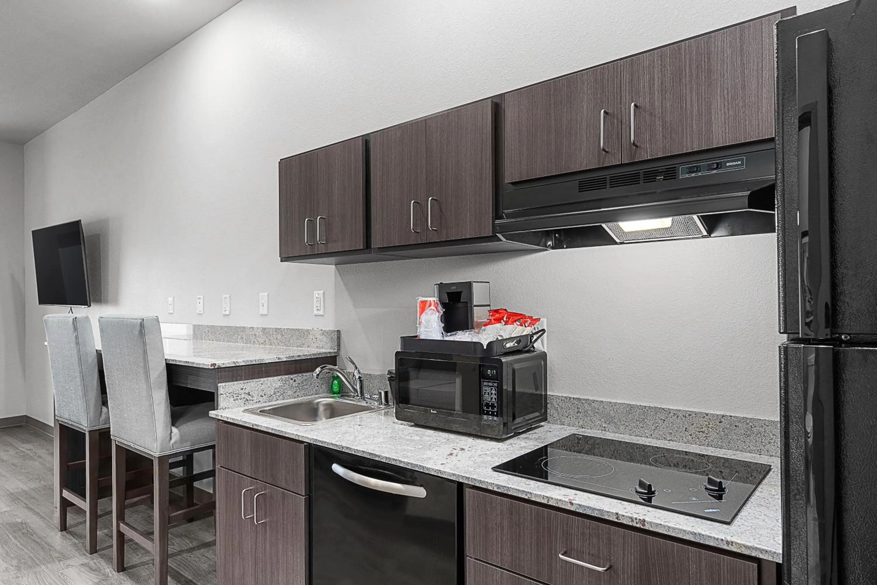 Kitchen or kitchenette in Riverstone Suites by Cobblestone Hotels - Chippewa Falls