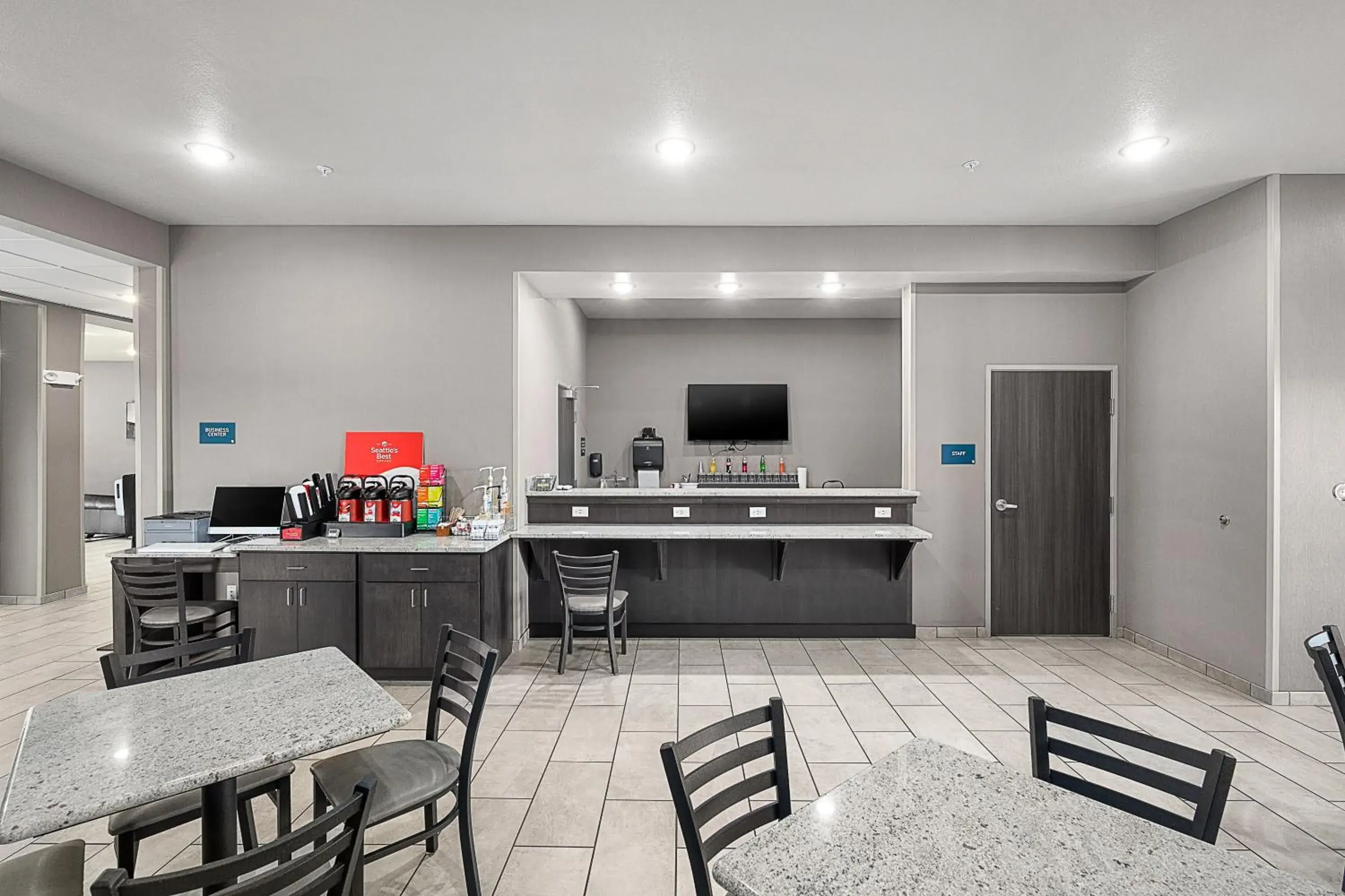 Lounge or bar in Riverstone Suites by Cobblestone Hotels - Chippewa Falls Lounge or bar in Riverstone Suites by Cobblestone Hotels - Chippewa Falls