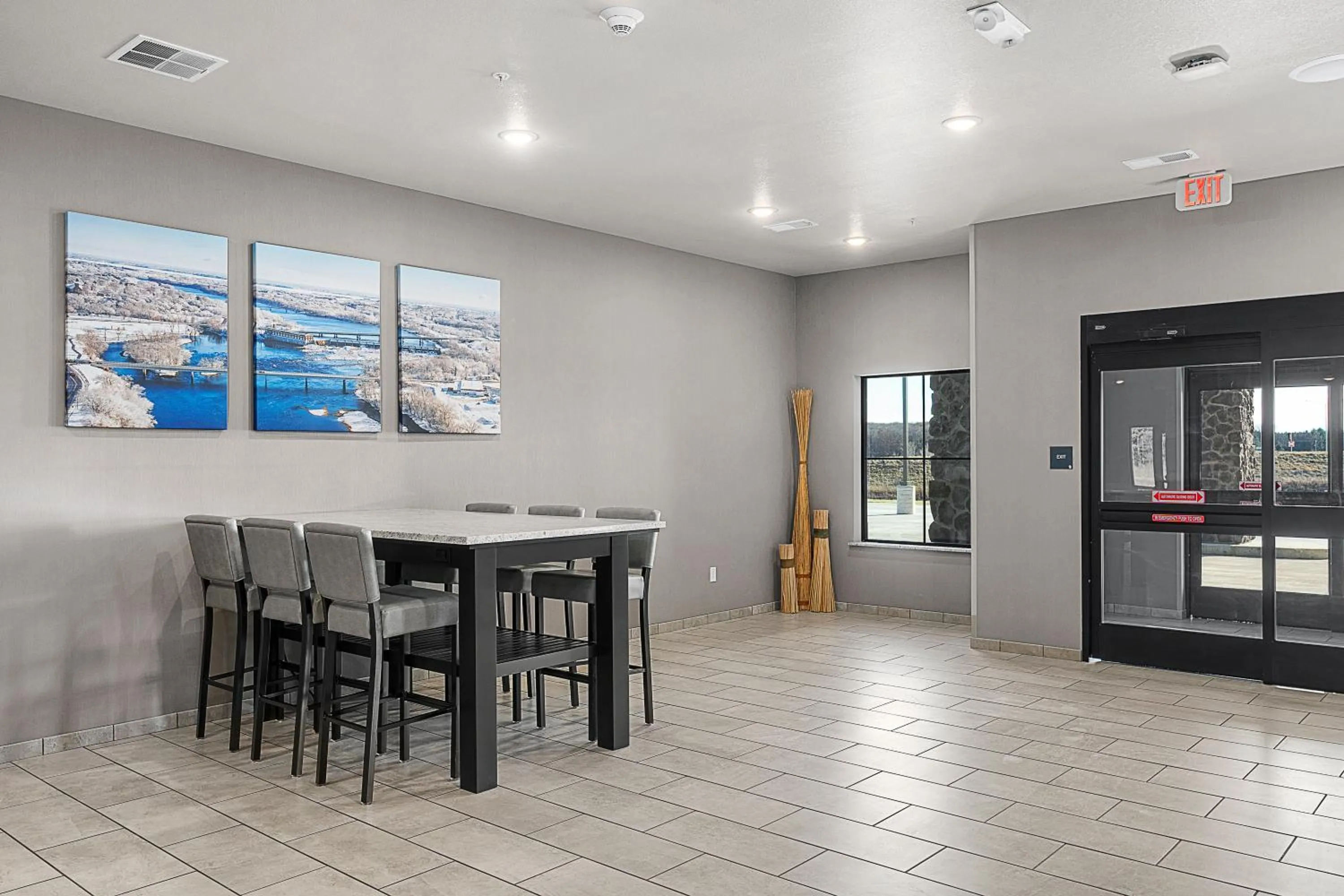 Lobby or reception in Riverstone Suites by Cobblestone Hotels - Chippewa Falls