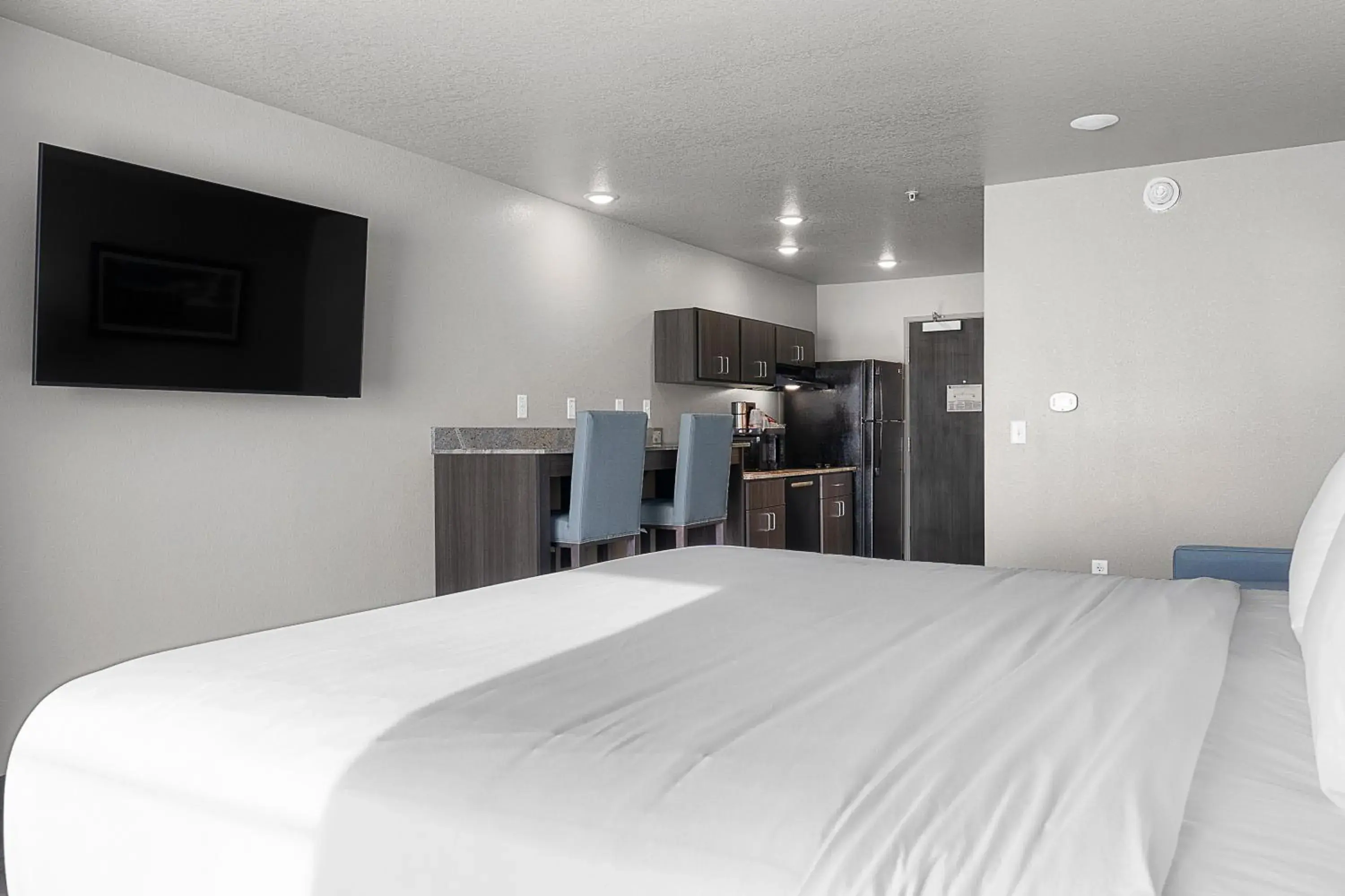 Bedroom, Bed in Riverstone Suites by Cobblestone Hotels - Chippewa Falls Bedroom, Bed in Riverstone Suites by Cobblestone Hotels - Chippewa Falls