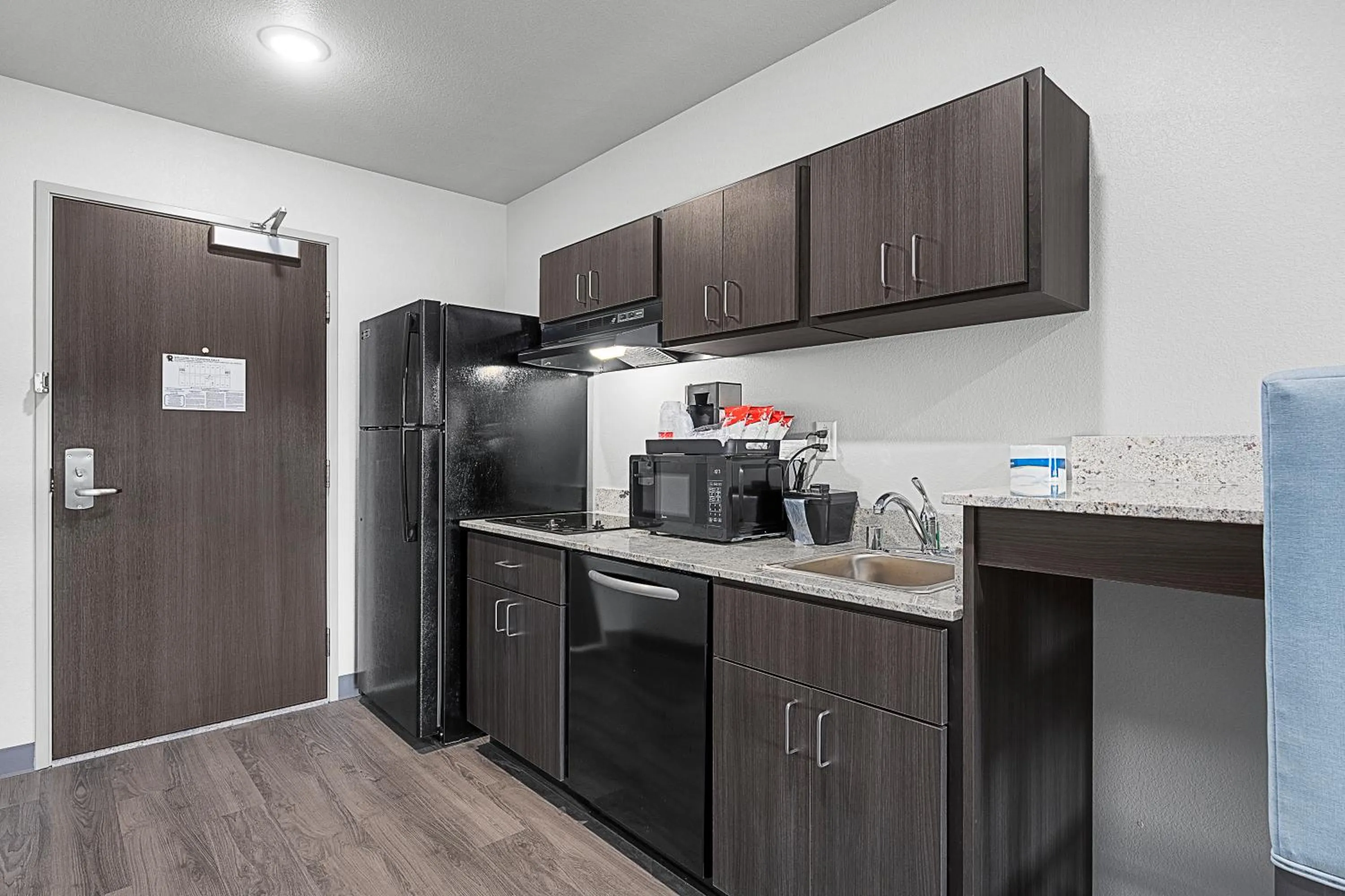 Kitchen or kitchenette in Riverstone Suites by Cobblestone Hotels - Chippewa Falls