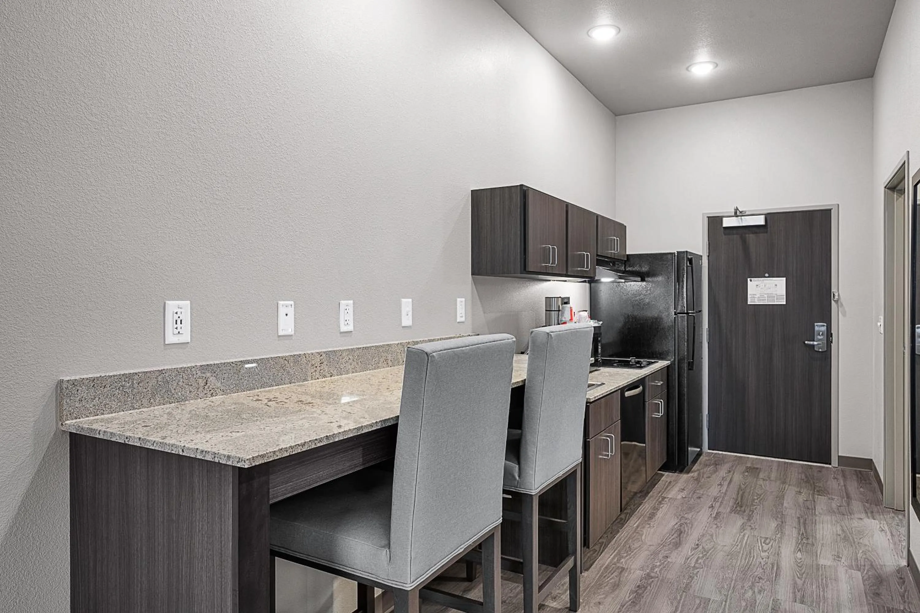 Kitchen or kitchenette in Riverstone Suites by Cobblestone Hotels - Chippewa Falls