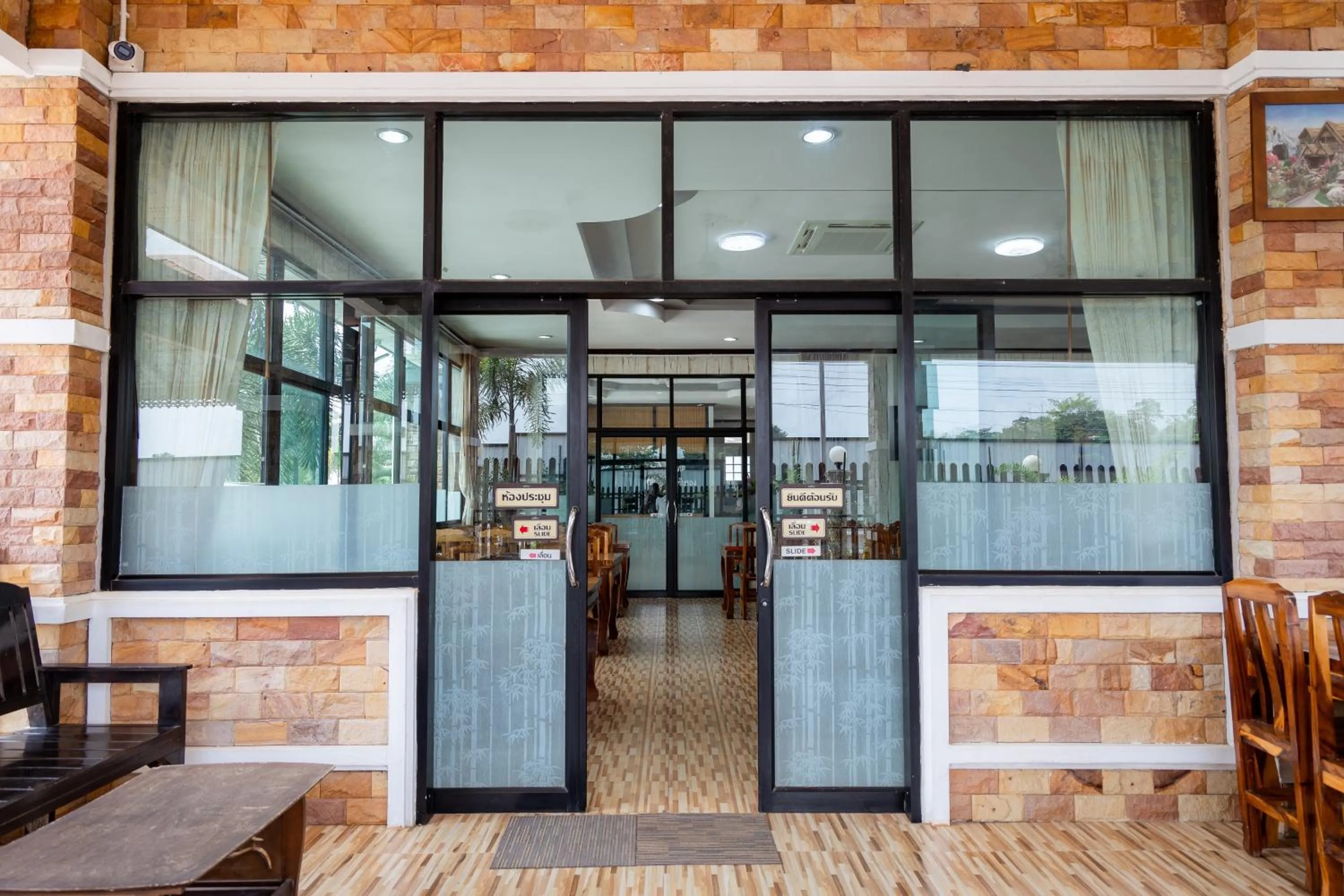 Restaurant/places to eat in Buengngarm Resort