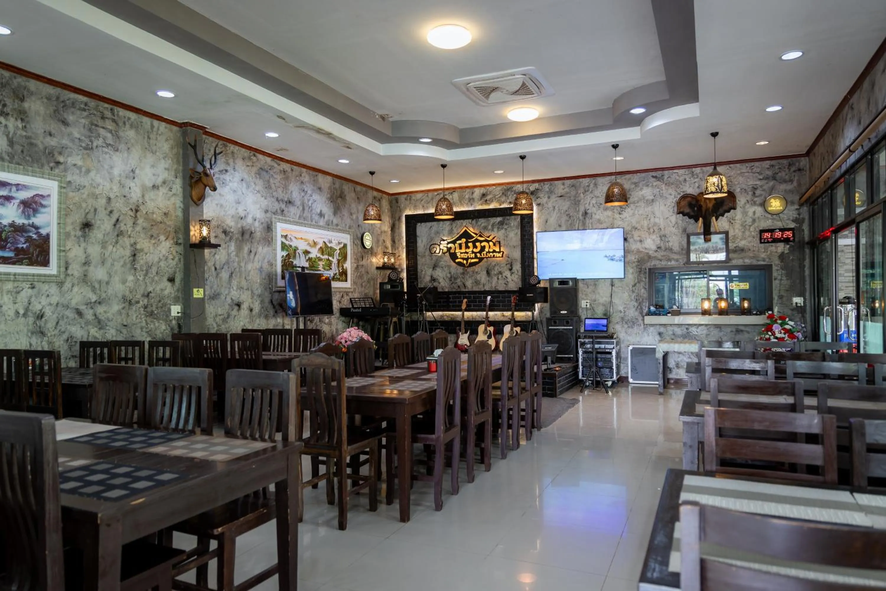 Restaurant/places to eat in Buengngarm Resort