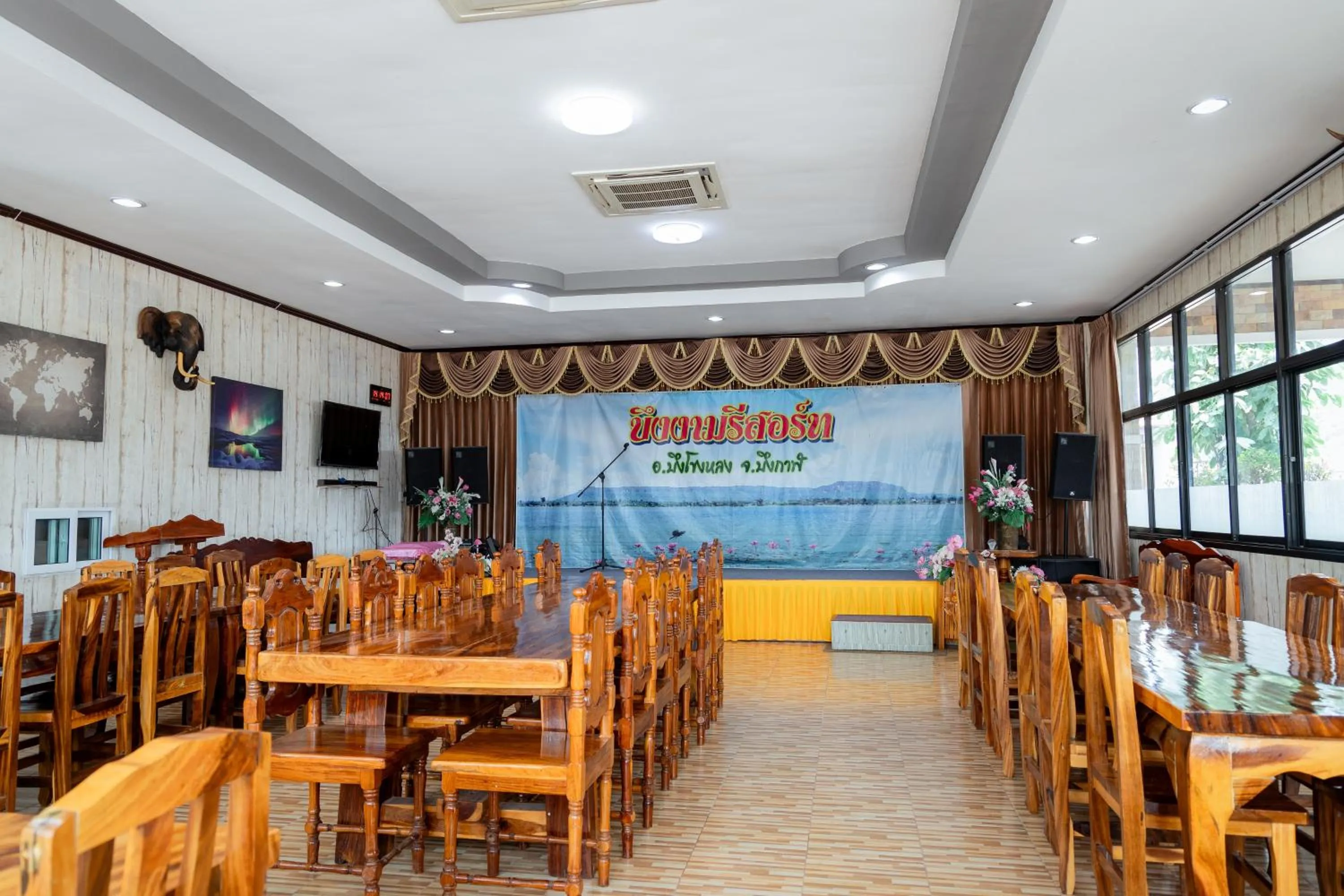 Restaurant/places to eat in Buengngarm Resort