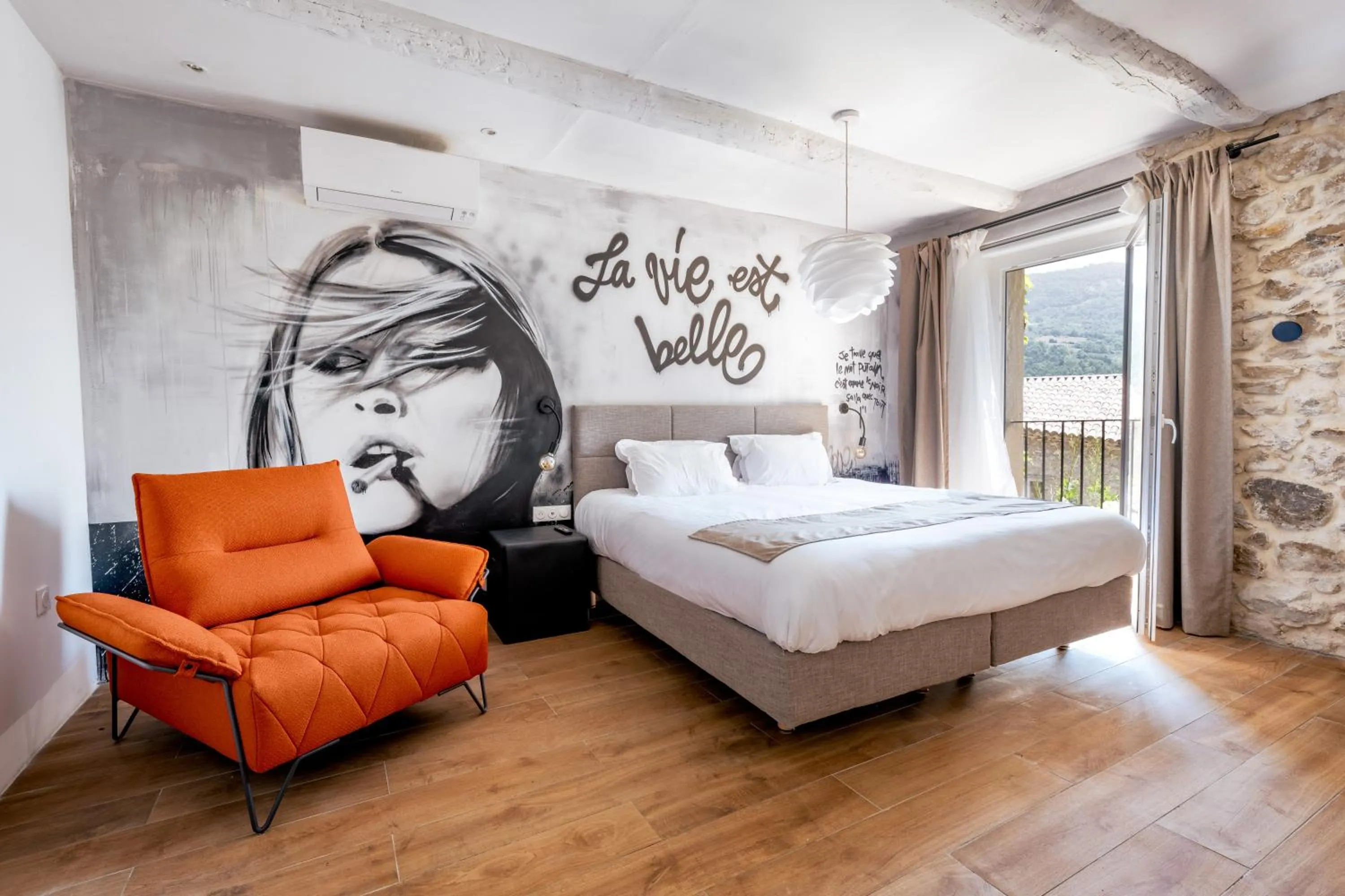 Photo of the whole room, Bed in DODO etc