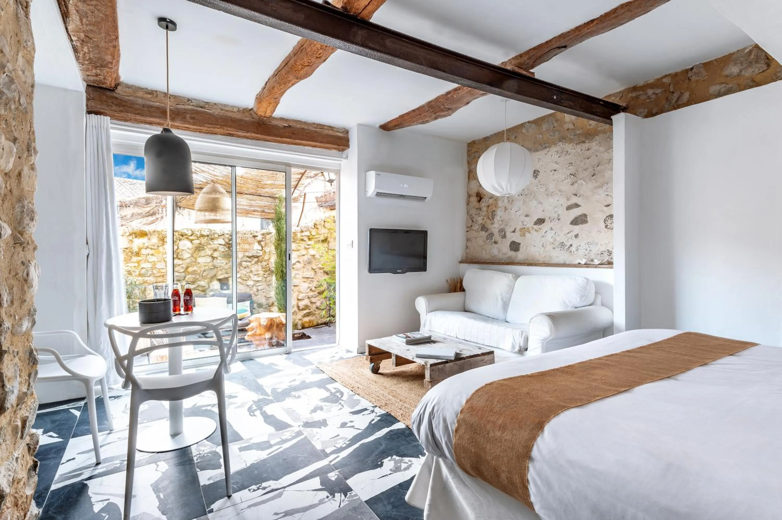 Photo of the whole room, Bed in DODO etc