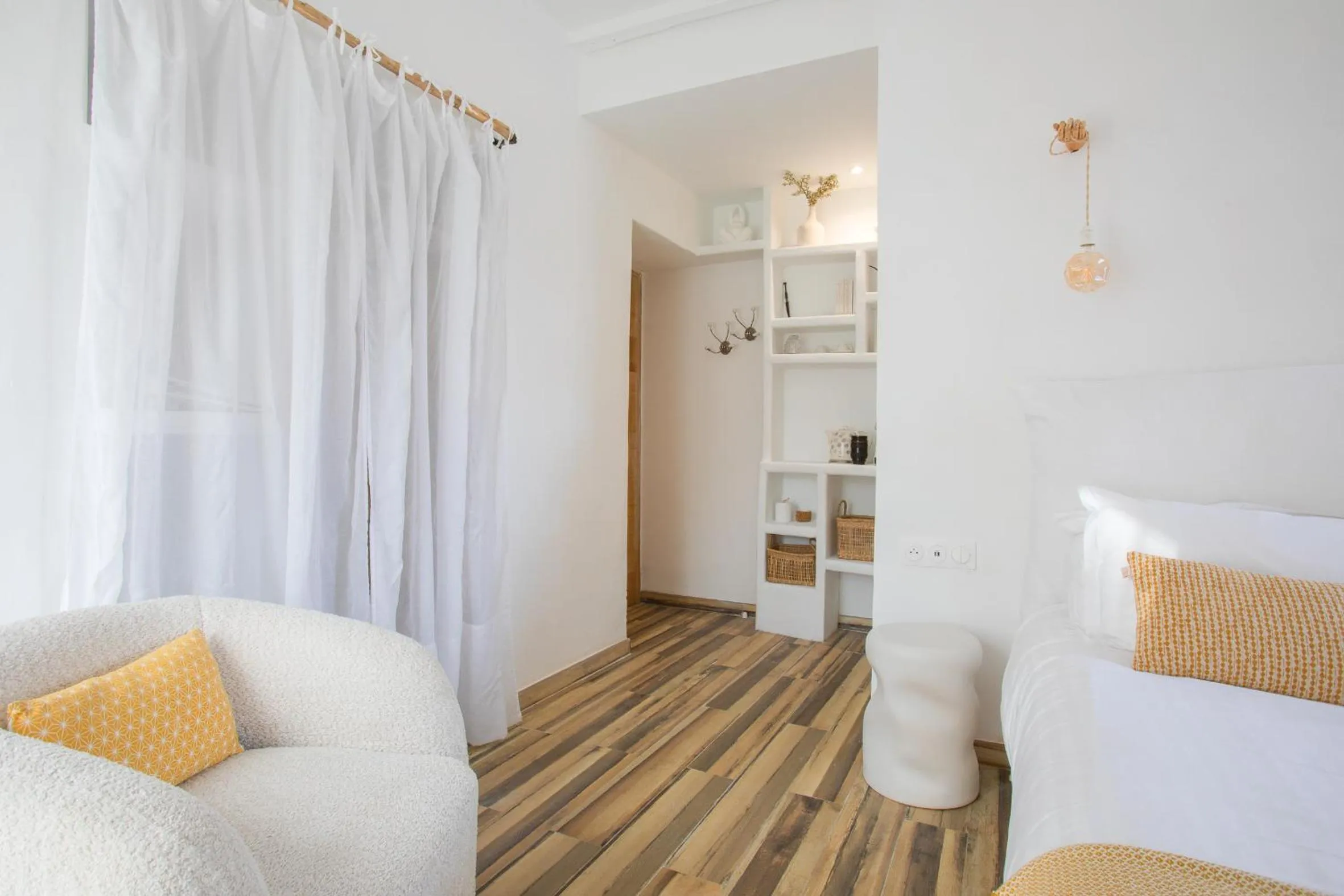 Photo of the whole room, Bed in DODO etc