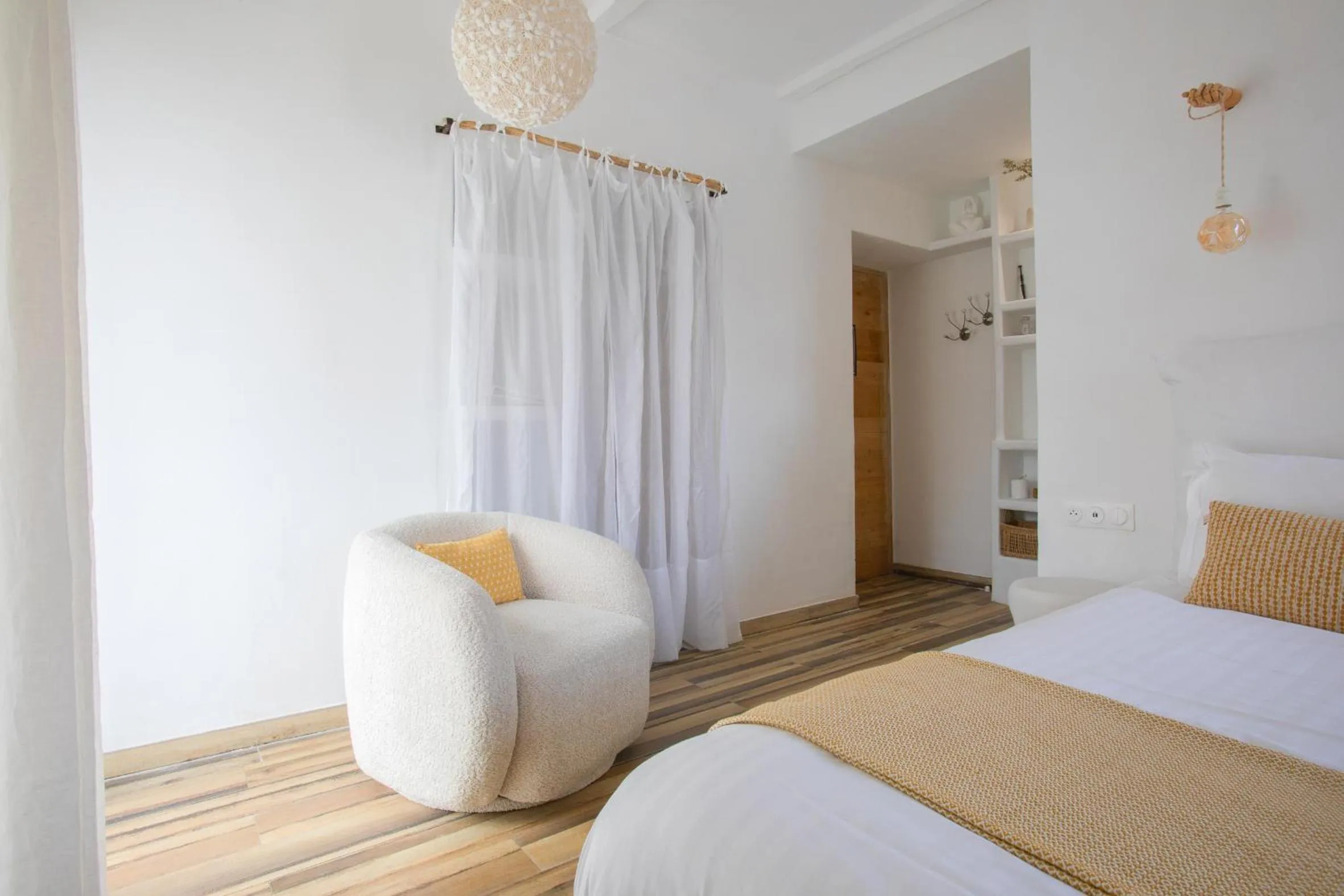 Photo of the whole room, Bed in DODO etc