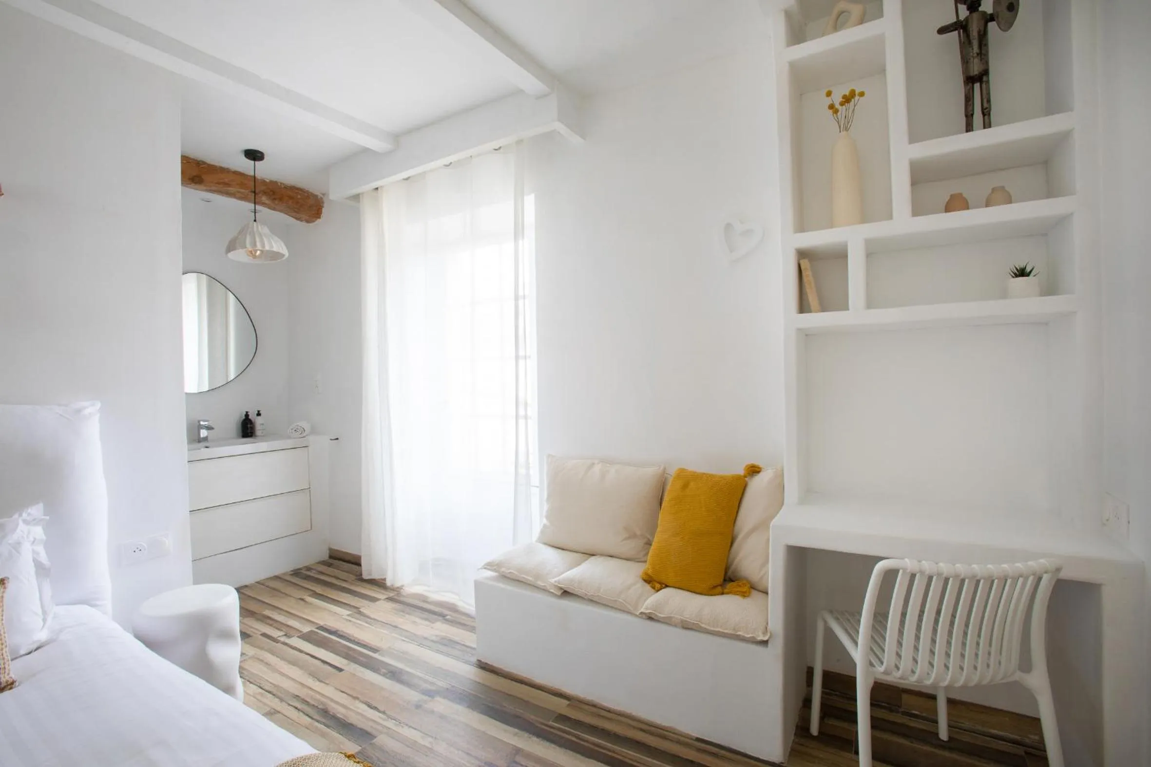 Photo of the whole room, Bed in DODO etc