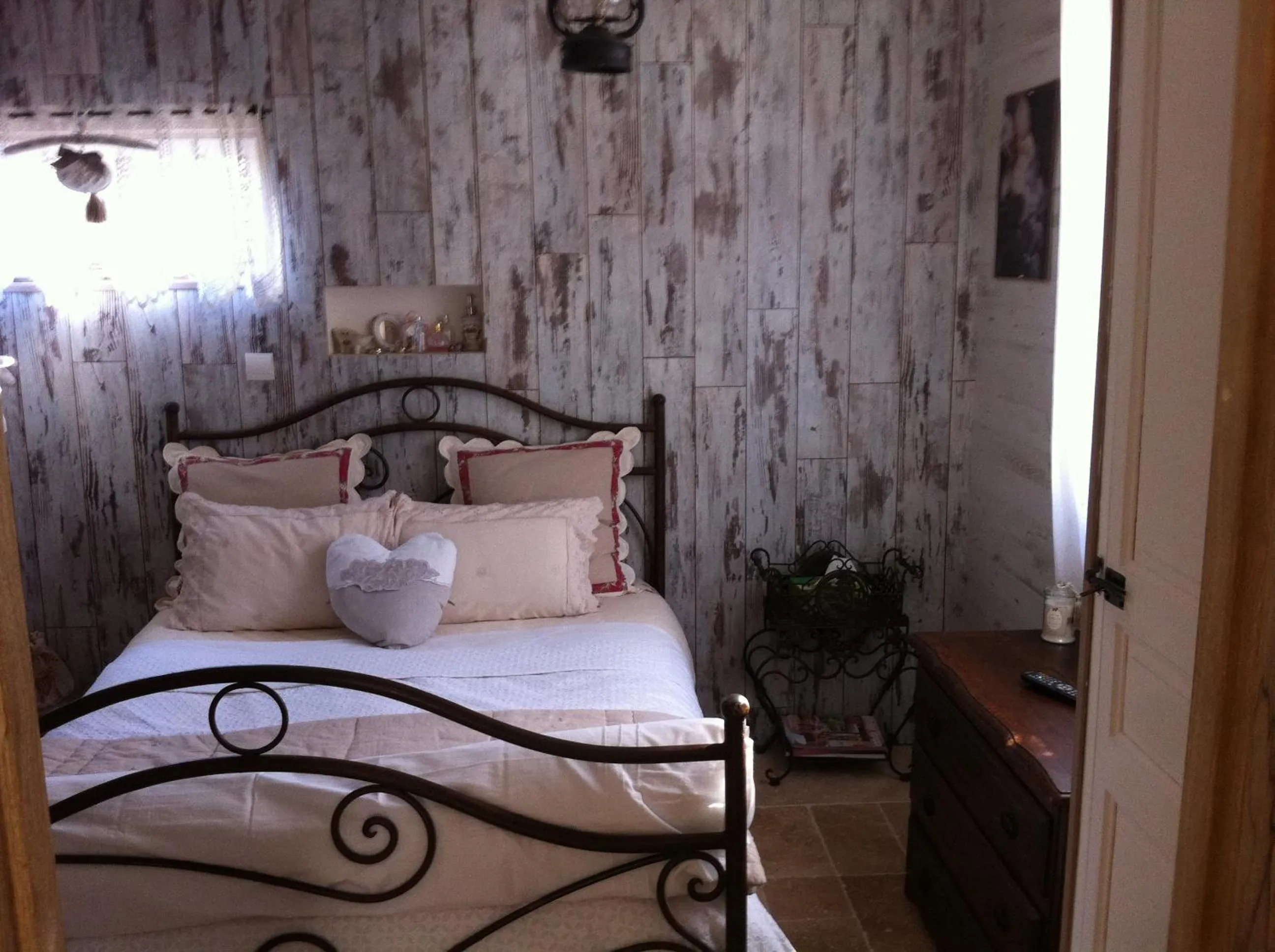 Photo of the whole room, Bed in Mas De Peycavier