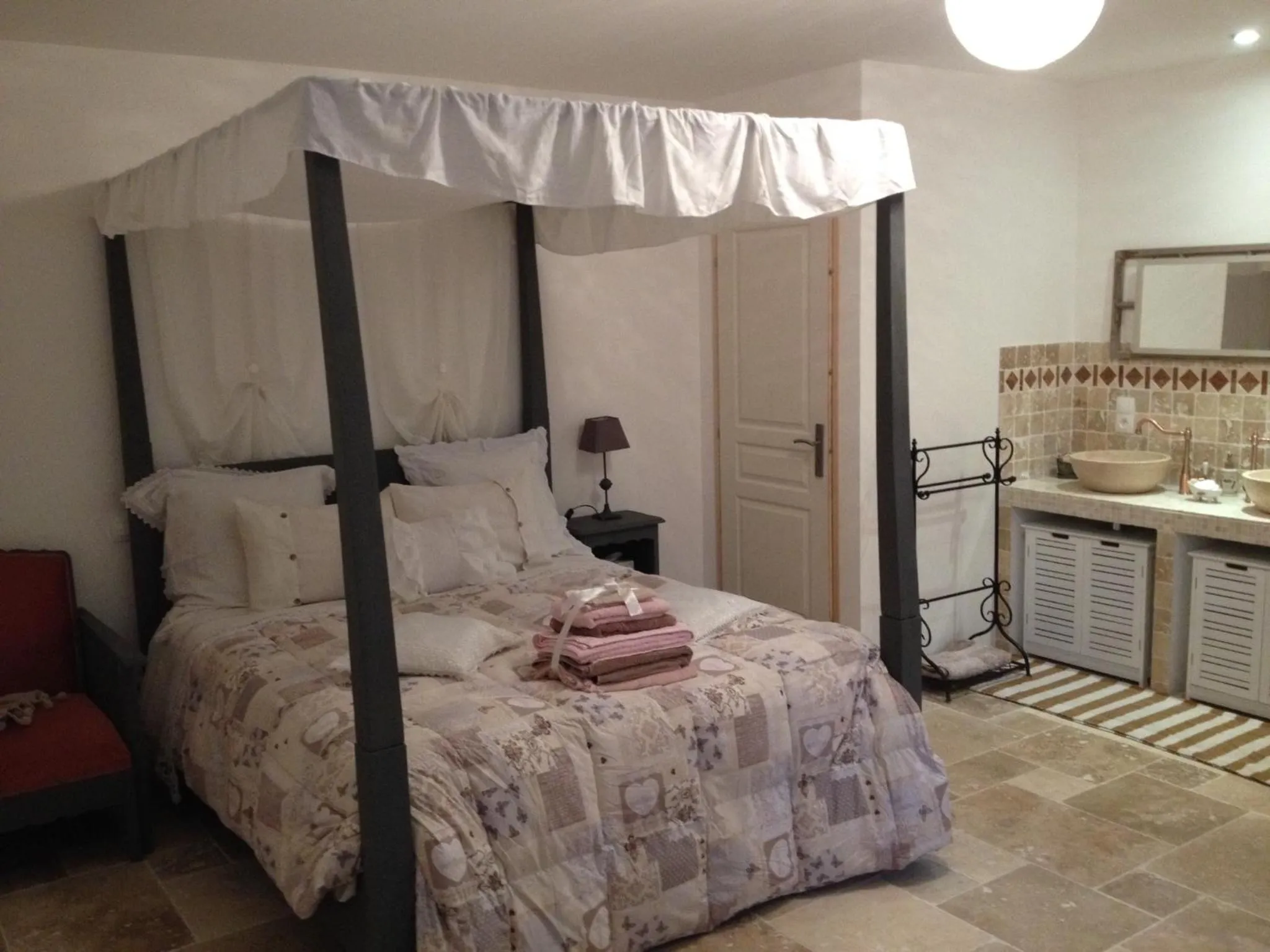 Photo of the whole room, Bed in Mas De Peycavier