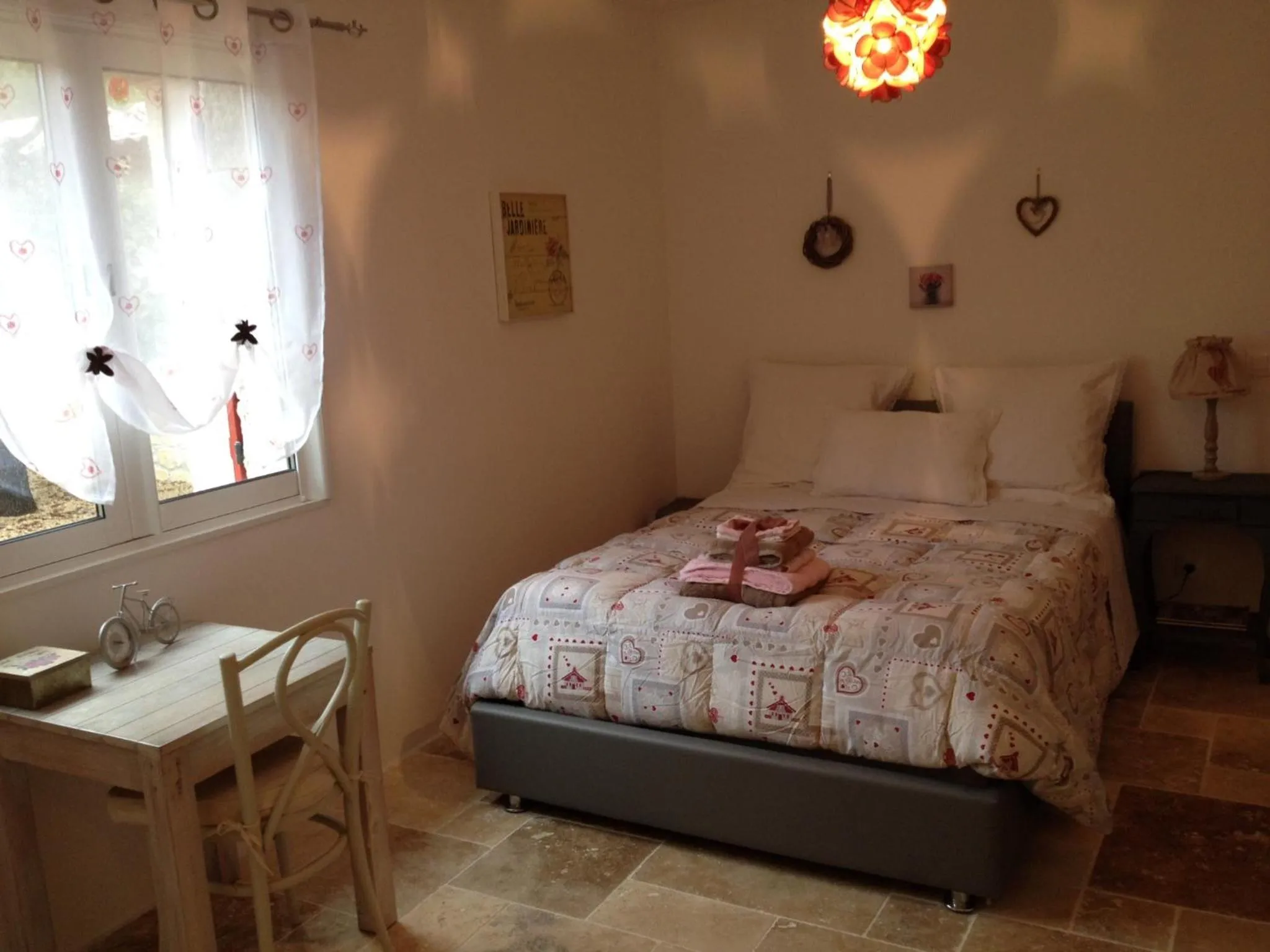 Photo of the whole room, Bed in Mas De Peycavier