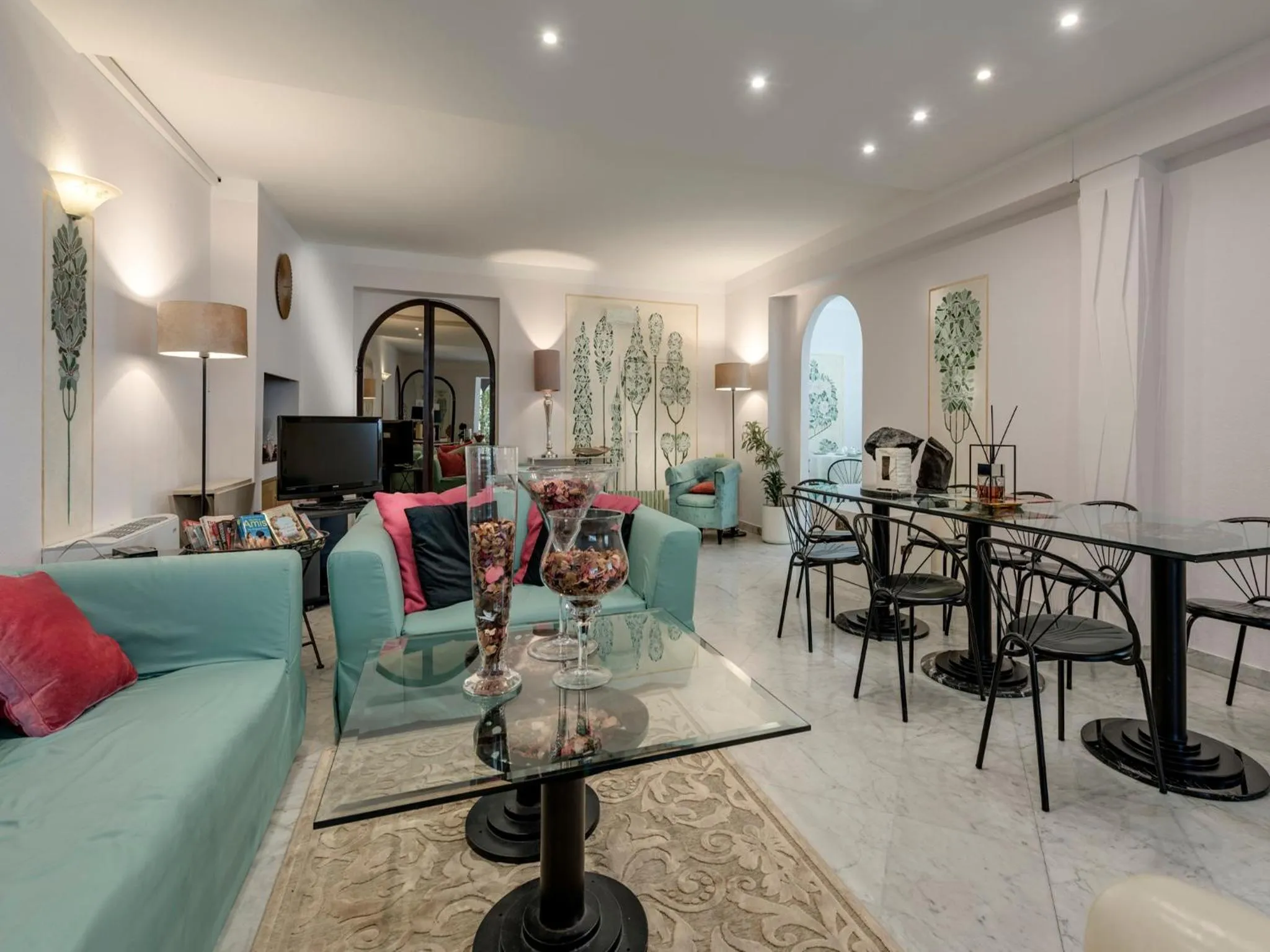 Communal lounge/ TV room in Hotel Palagi