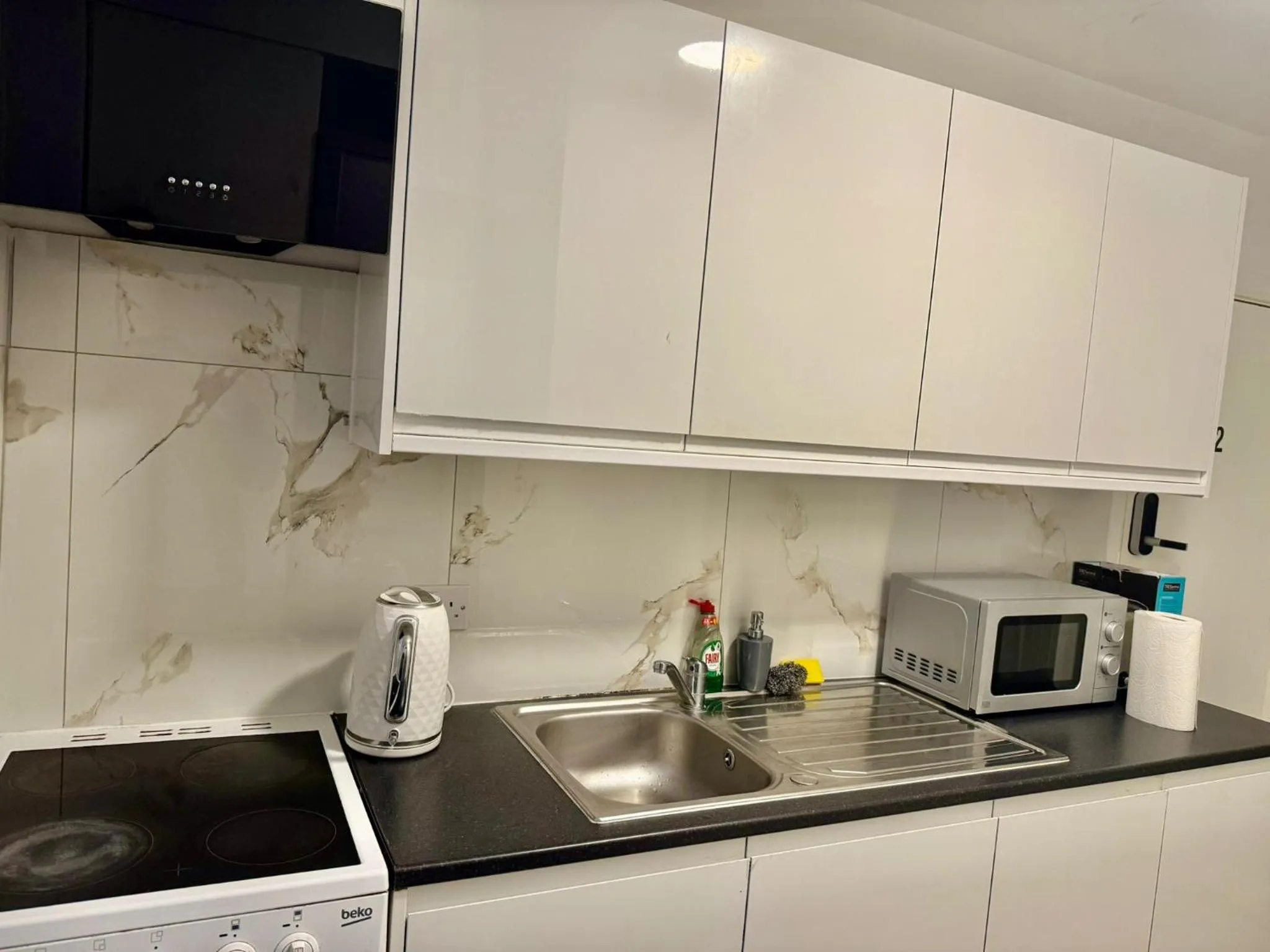 Kitchen or kitchenette in Baraka House Royal Victoria London by OYO