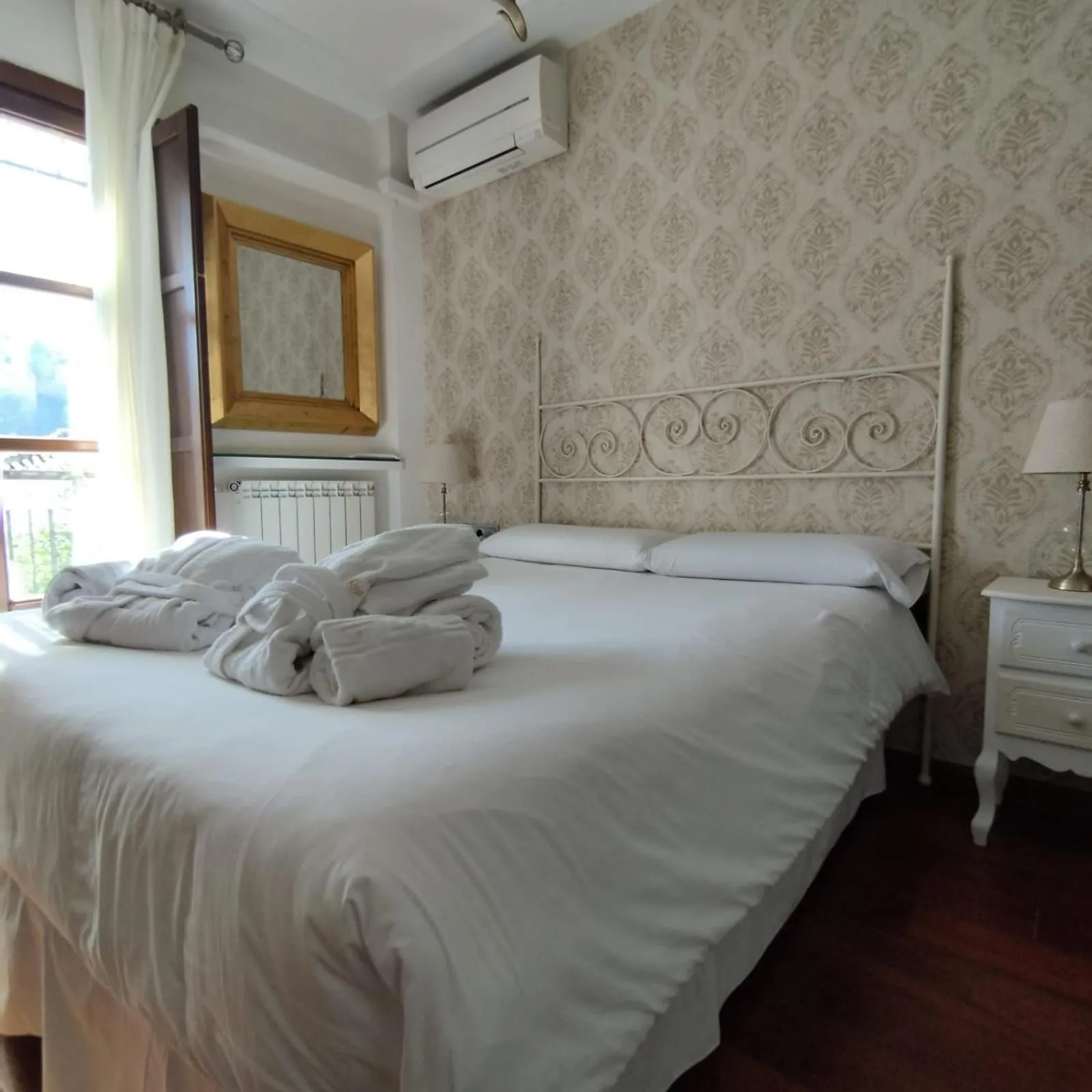 Bedroom, Bed in Suite Comares