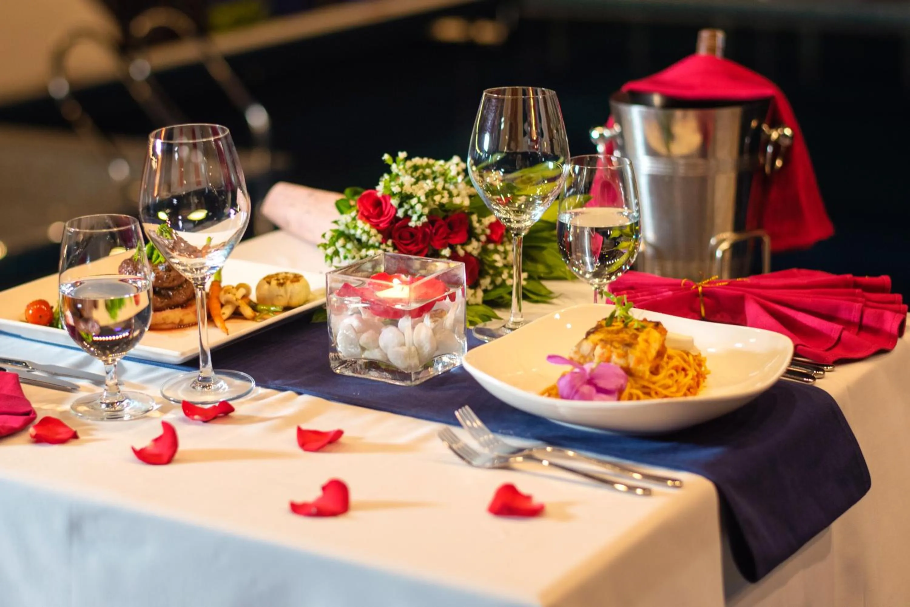 Food and drinks in Qualia De Hôtel Hoi An - Rooftop Bar City View