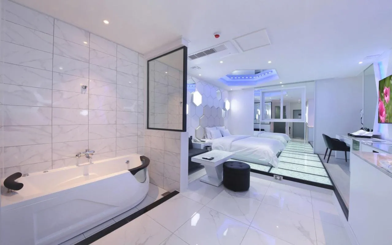 Bed in WJ Hotel Pool House
