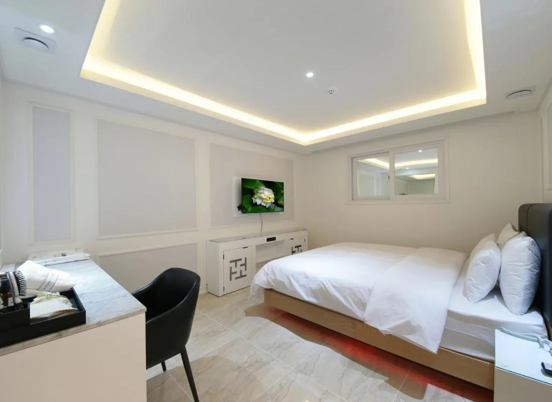Bed in WJ Hotel Pool House