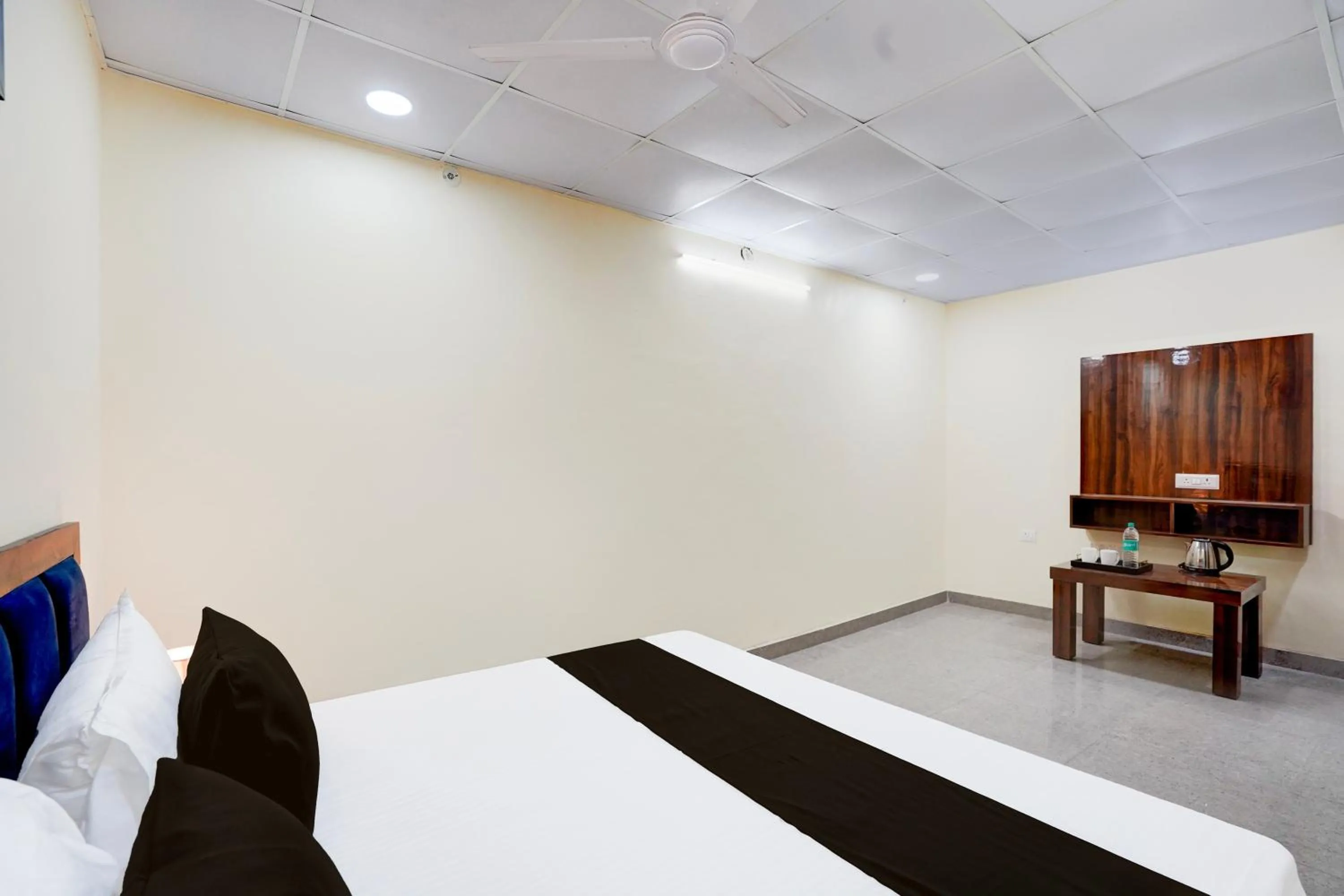 Lobby or reception, Bed in Hotel O Crystal Inn