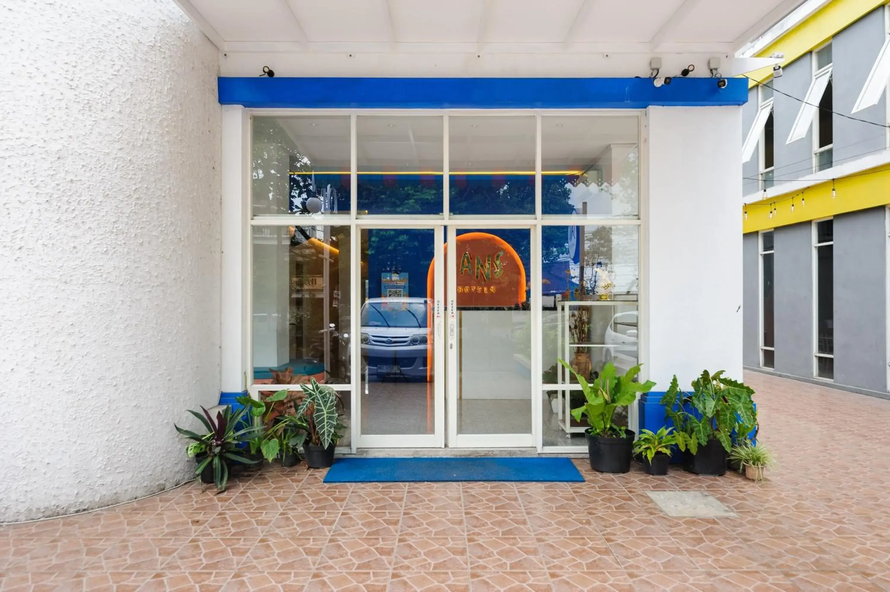 Facade/entrance in Sans Hotel La Vida Malang Facade/entrance in Sans Hotel La Vida Malang