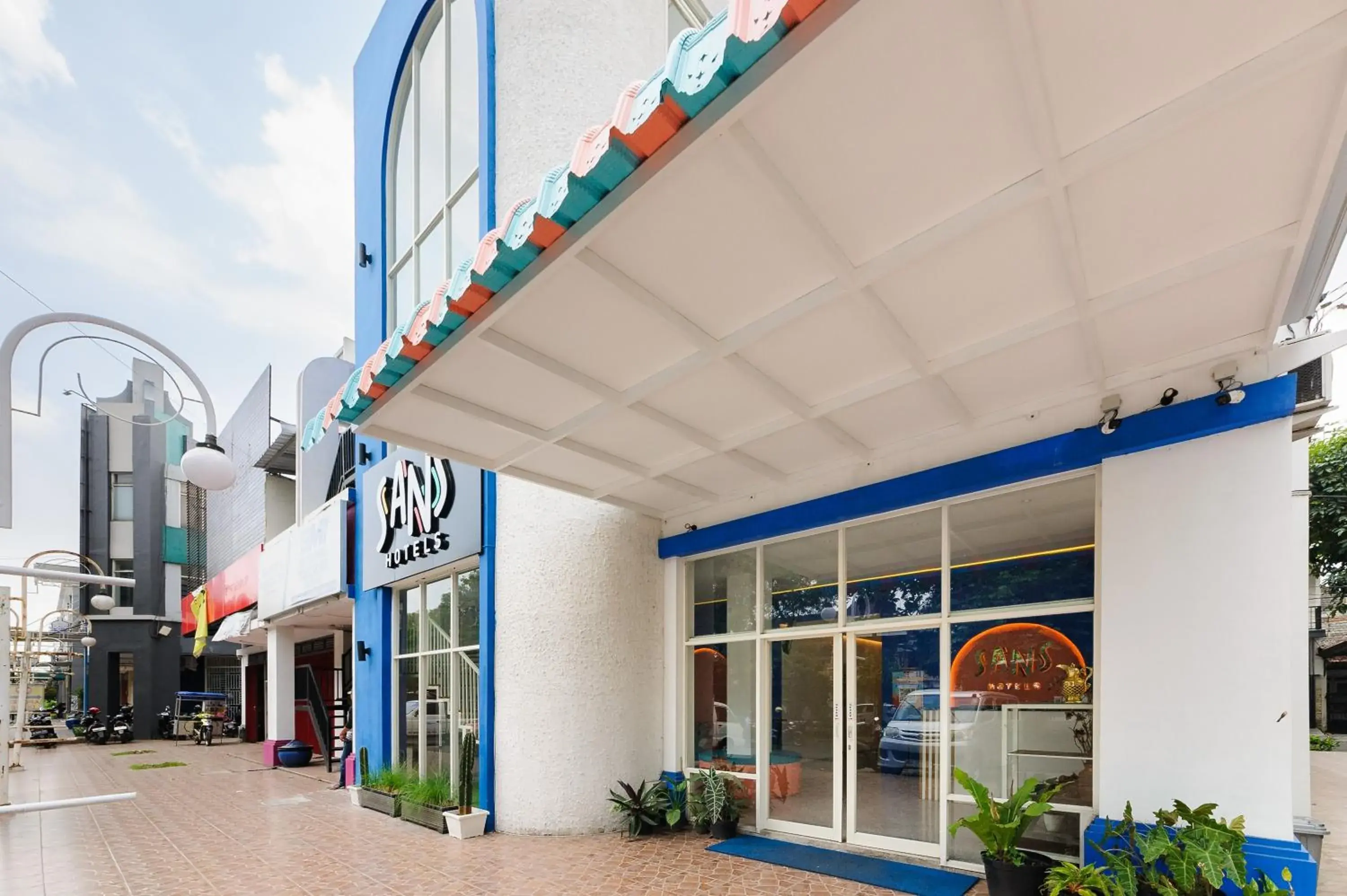 Facade/entrance in Sans Hotel La Vida Malang Facade/entrance in Sans Hotel La Vida Malang