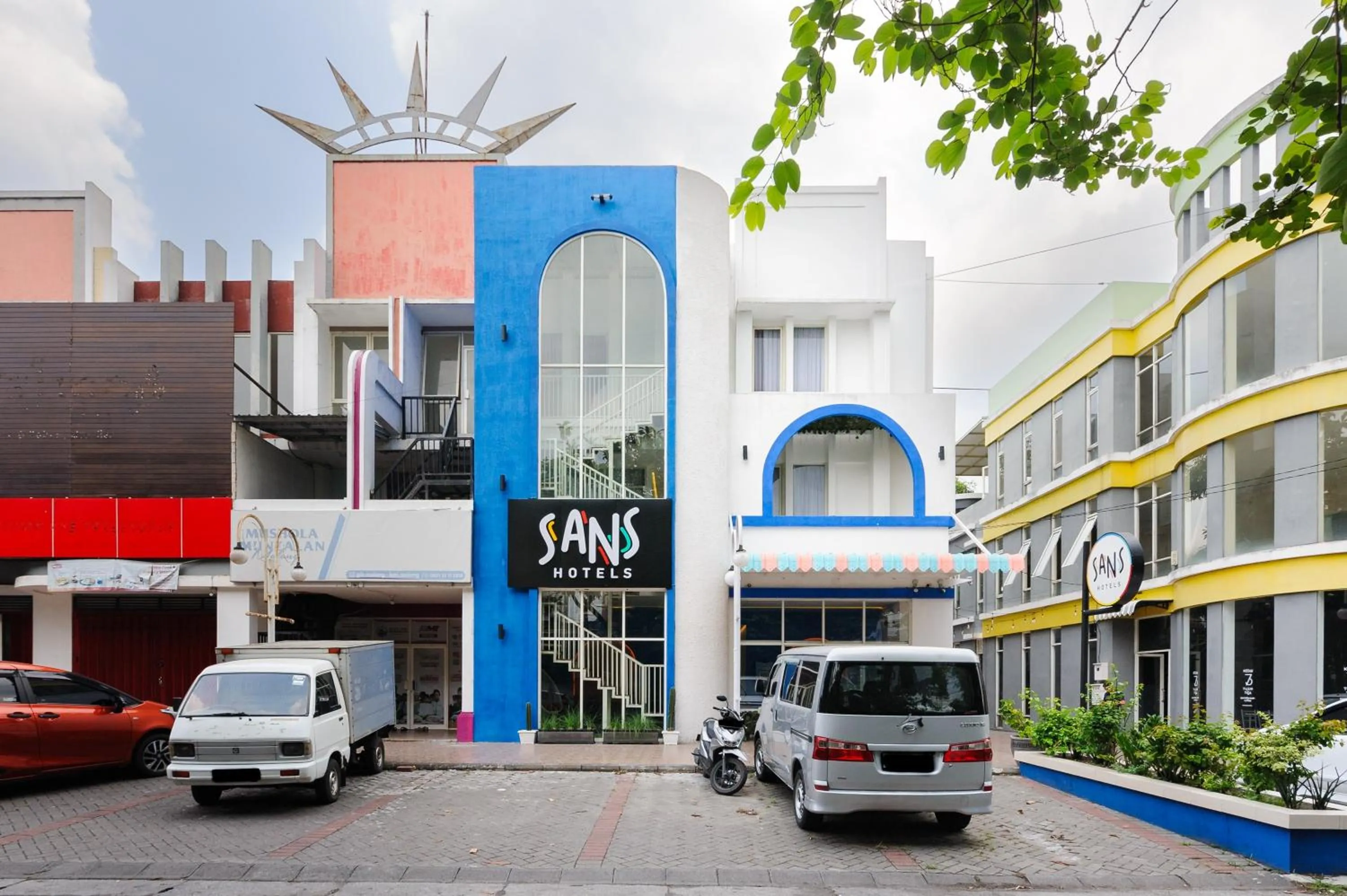 Facade/entrance in Sans Hotel La Vida Malang