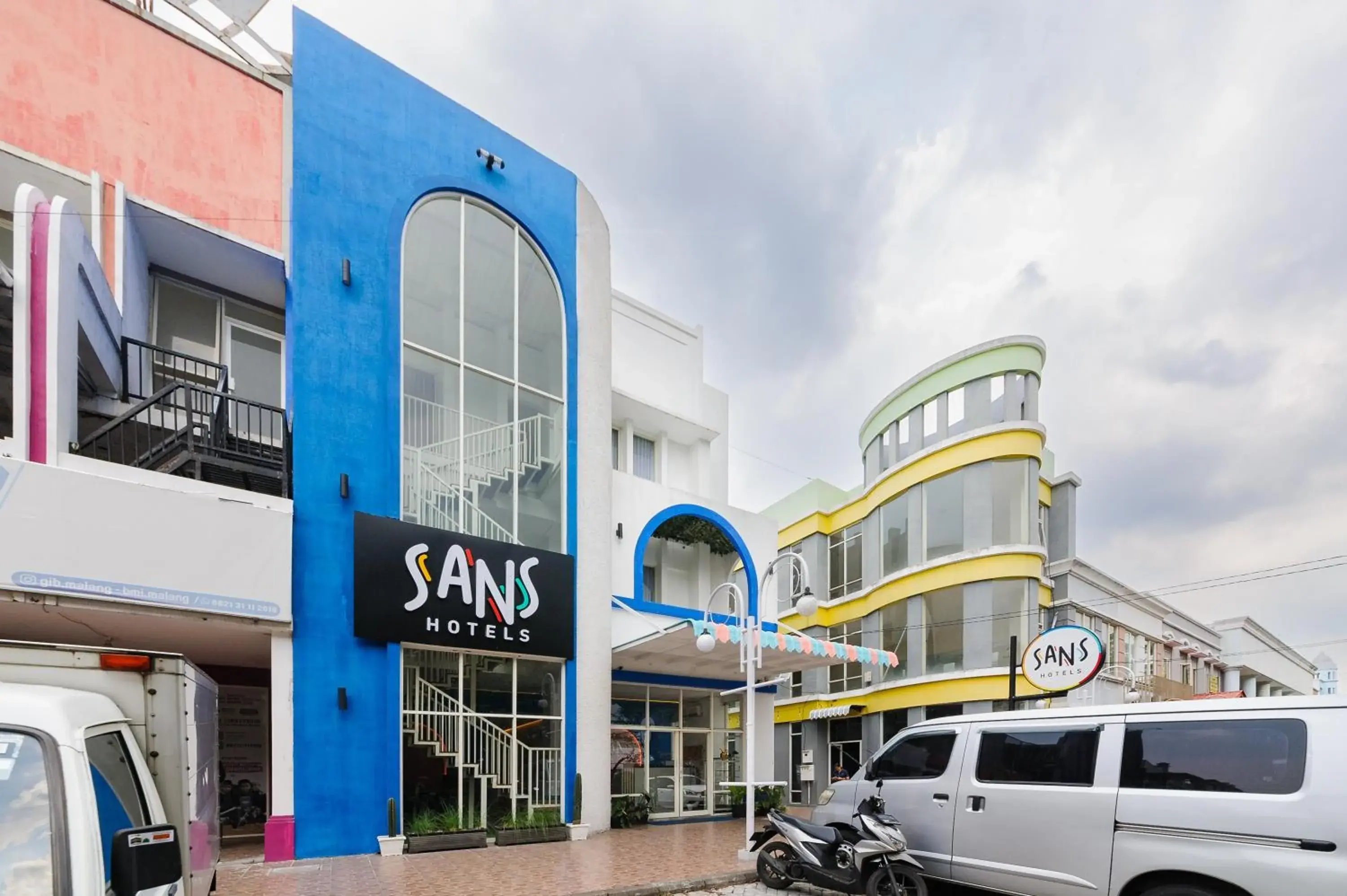 Facade/entrance in Sans Hotel La Vida Malang Facade/entrance in Sans Hotel La Vida Malang