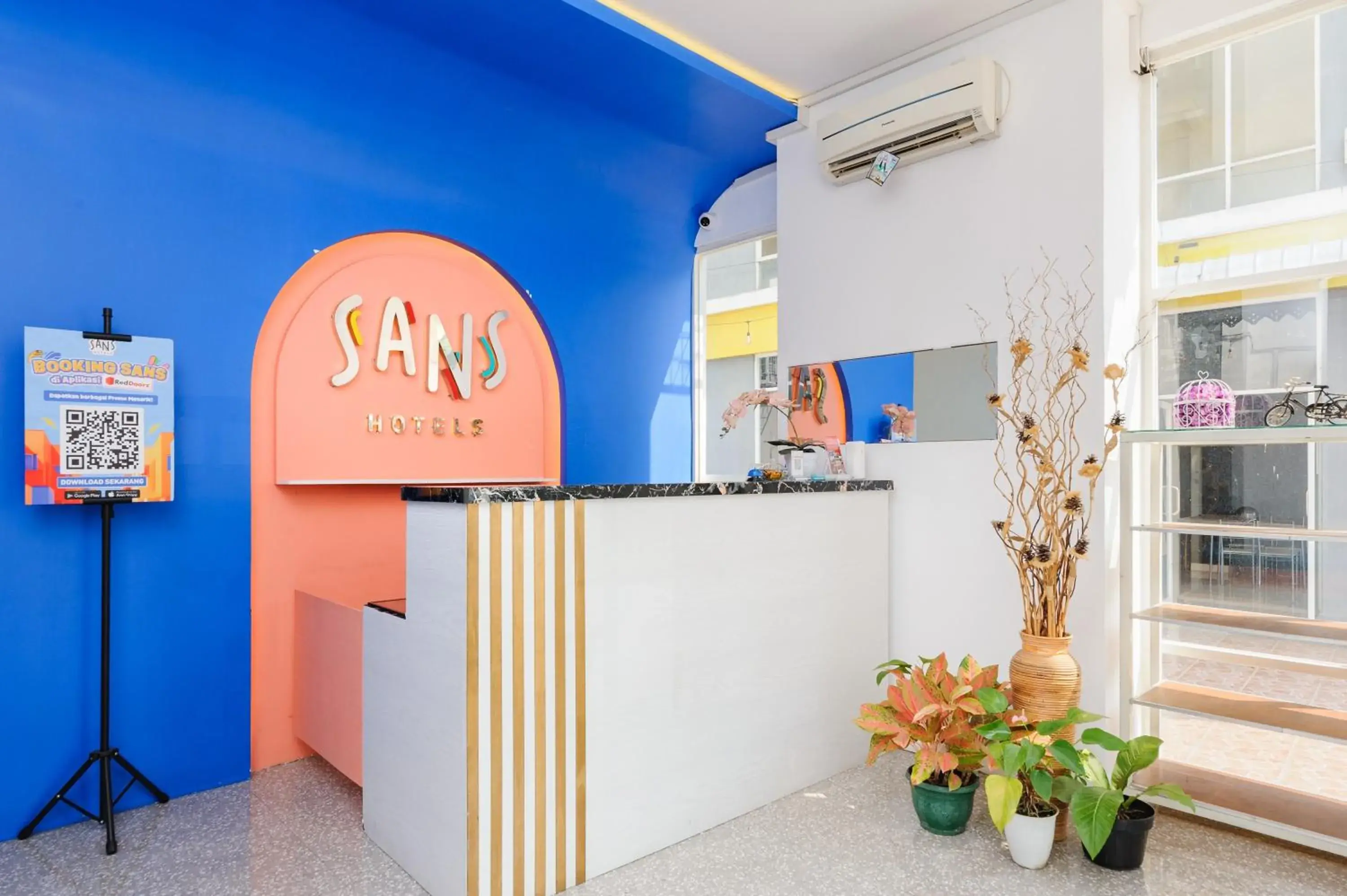 Lobby or reception in Sans Hotel La Vida Malang Lobby or reception in Sans Hotel La Vida Malang