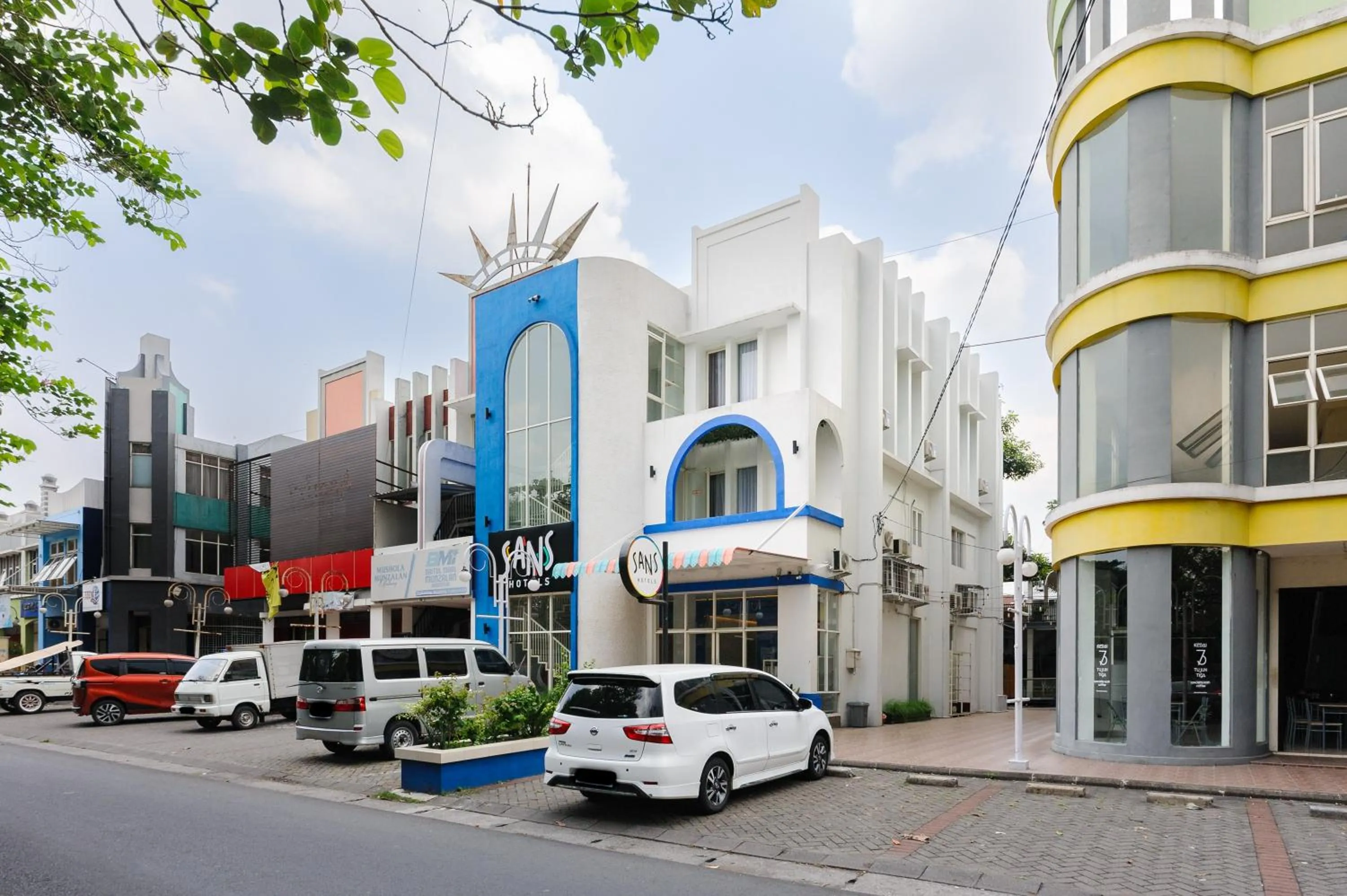 Facade/entrance in Sans Hotel La Vida Malang