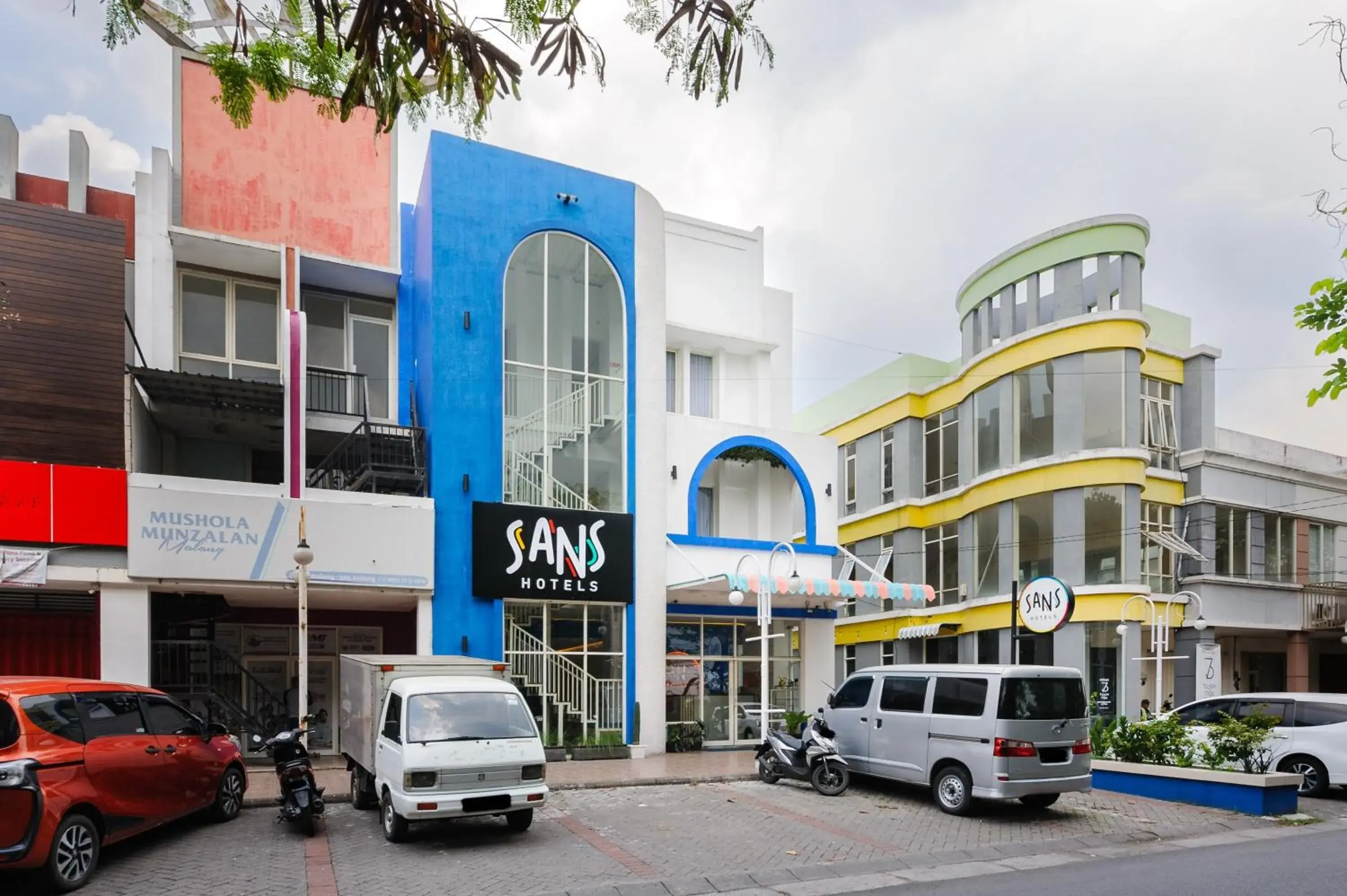 Facade/entrance in Sans Hotel La Vida Malang Facade/entrance in Sans Hotel La Vida Malang