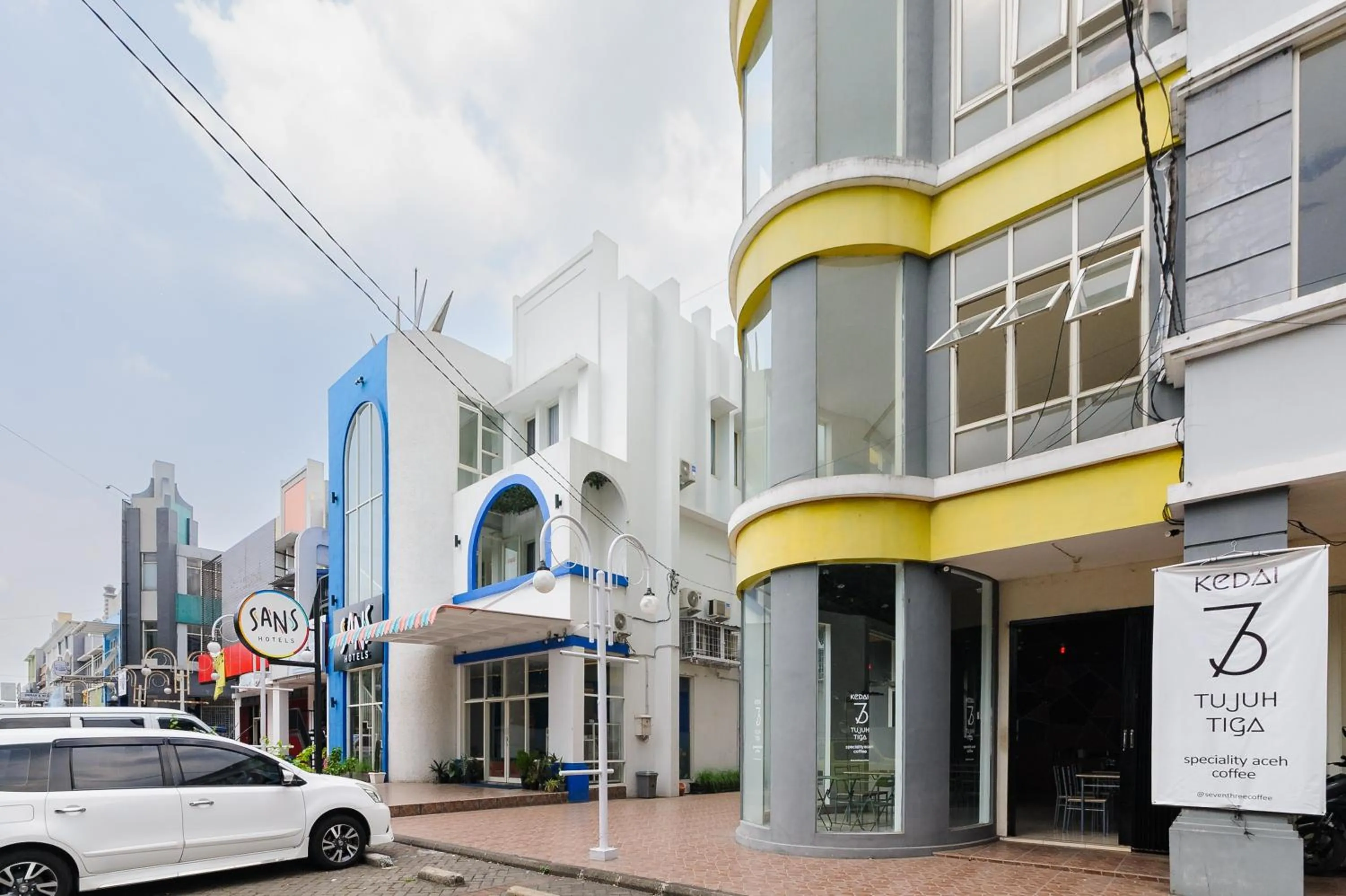 Parking in Sans Hotel La Vida Malang