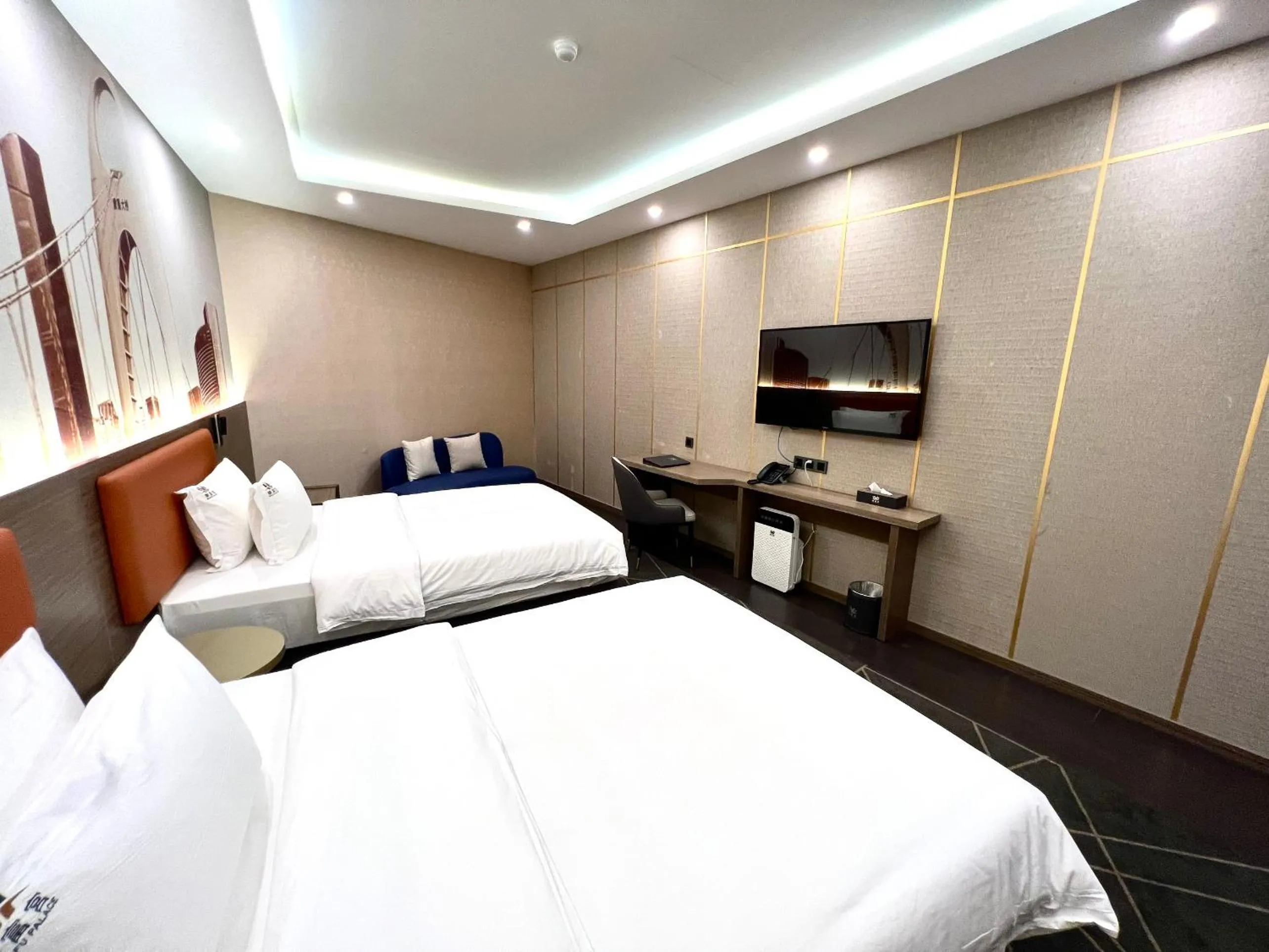 Photo of the whole room, Bed in Wah Fu Hotel