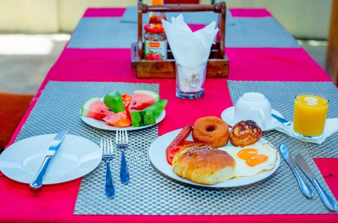 Restaurant/places to eat in KAYS LODGE