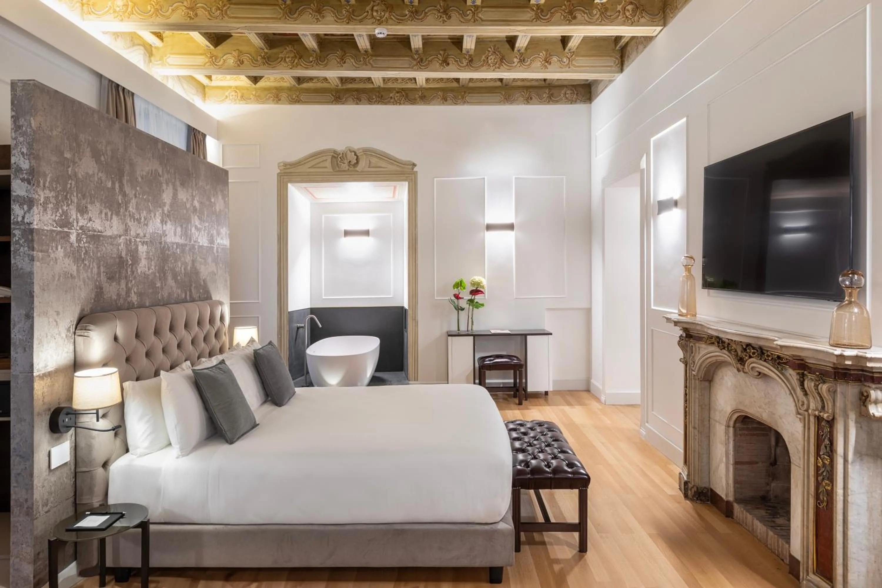 Bed in Palazzo Goldoni Condotti Collection